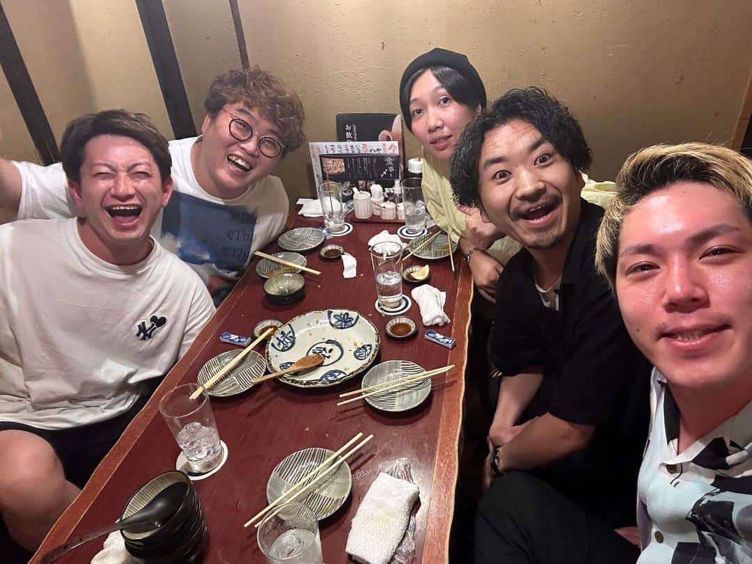 笹本はやてさんのインスタグラム写真 - (笹本はやてInstagram)「最近の思い出。  オズワルド畠中さん:この日畠中さんが何回写真を撮っても顔がキモく写ってしまったために何度も撮り直した。結局盛れずにエンド。 3時のヒロインゆめっちさん:3年ぶりに会った。あの頃、大の仲良しだった。帰ってきてくれて嬉しい。ただLINEで「今度誘うね！絶対！」って言うけど誘ってこないのはなぜ。 コットンきょんさん:1番会ってる先輩。狂ったように焼肉とかビビンバ食べたあとに「最後冷麺食べようかなぁ。でも太るよなぁ」って時すでに遅しの悩みしてた。 ダンビラムーチョ大原さん:大好き。けど小さすぎるのに短パンめっちゃ履くから一緒に行くと店員さんに舐められてオーダーシカトされる。 マユリカ中谷さん:アニメ詳しいからアニソンイントロクイズ出してあげたらほとんど答えられなくて「そんなの出すな」ってゲスギレしてた。 素敵じゃないか吉野さん:他人のツイートでおもしろくなさすぎるとキレる傾向にある。「どついたろかなと思った」ぐらいまで言う。 エルフはる:たぶん好きな人の前だとかわいい。 岡田さん:童貞だと思ってたら童貞じゃなかった人。「意外とモテるで」の目が潤んでたのはどうしてだろう。 南:同期。芸人辞める前はあんまり仲良くなかった。辞めてからの方が仲良い。お互い大人になった。めっちゃ俺年上だけど。 鳥山:かつて合コンで来た女の子に「日本酒と塩めっちゃ合うから舐めてみる？」という奇妙奇天烈ムーブを起こしたことにより場を冷めさせて以来2度と合コンに呼んでいない同期。 めぞん吉野:靴下を別々の履いてくる、軽めの遅刻多い、俺のラップのリリースパーティに来ると言って来ない、といった軽めのおドジ行動が多いガキ。でもお金持ってるから仲良くしてる。ラップはうまい。意外とゲラ。 令和ロマンくるま:「笹本さんいつでもぼくん家来てくださいよ！」と言うわりに一度も誘ってこない。遅刻もする。卑劣極まりない下衆人間。しかし俺の主催ライブで何度も助けられるお笑いだけができる人間。」8月3日 1時16分 - naturehayate