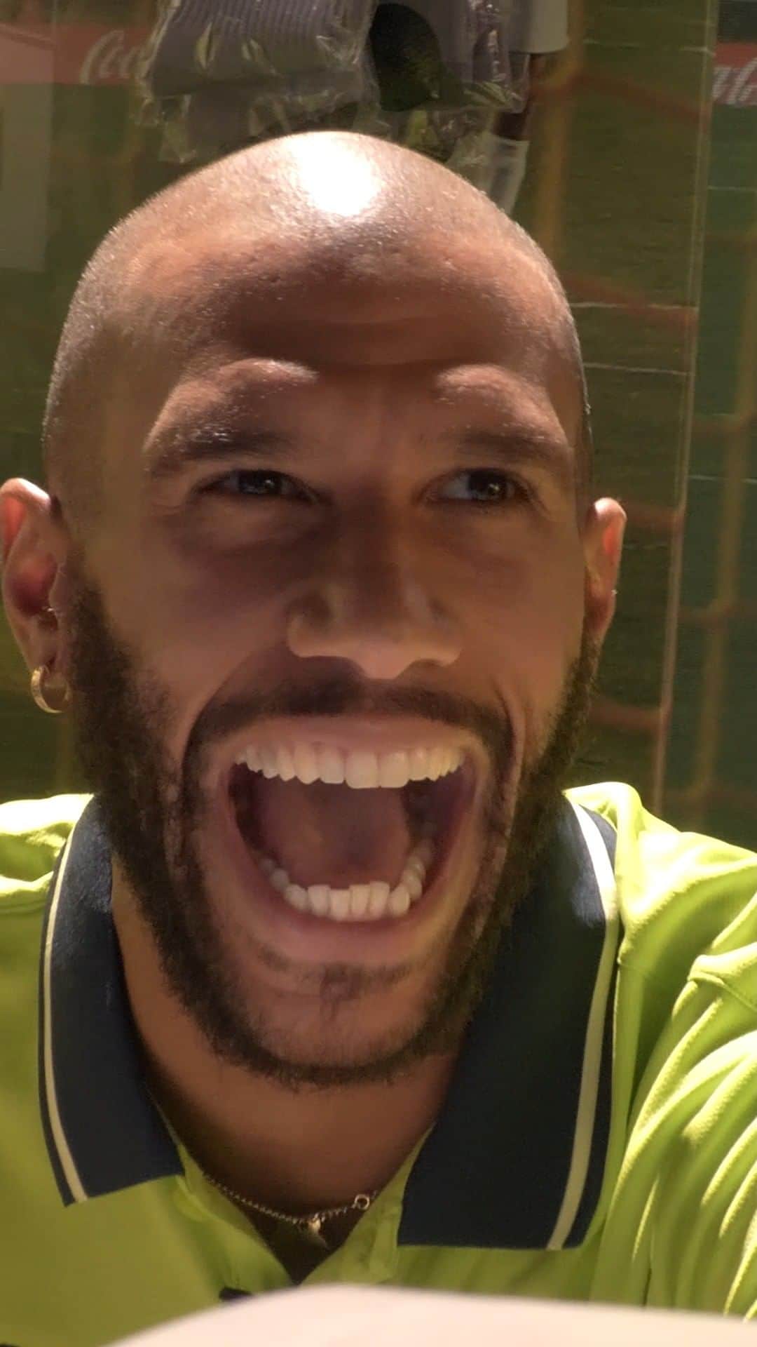 ビジャレアルCFのインスタグラム：「Puedes venir, hacerte con uno de los pocos pases que aún están disponibles y quiza... ¡Te saques el pase con Alberto Moreno o Capoue!  El Villarreal supera la cifra de 19.000 abonados el segundo día de nuevas altas  ¡🔔 𝗨́𝗹𝘁𝗶𝗺𝗼𝘀 𝗮𝗯𝗼𝗻𝗼𝘀 𝗱𝗶𝘀𝗽𝗼𝗻𝗶𝗯𝗹𝗲𝘀 🔔!」