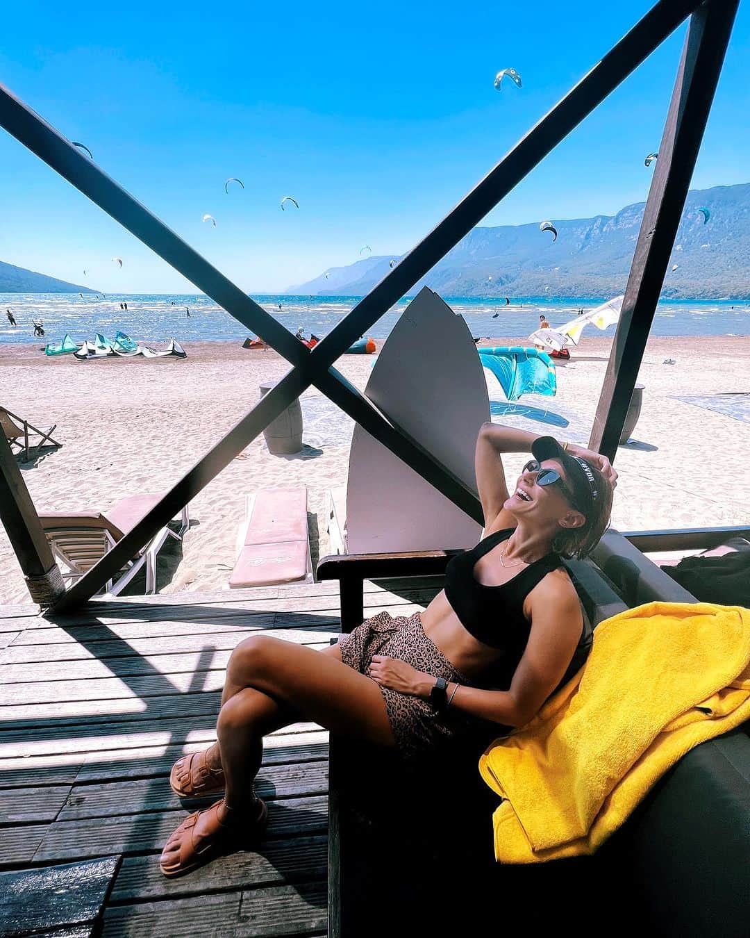 Sedef Avciのインスタグラム：「Gün olur, başıma kadar mavi 🩵 Gün olur, başıma kadar güneş ☀️」