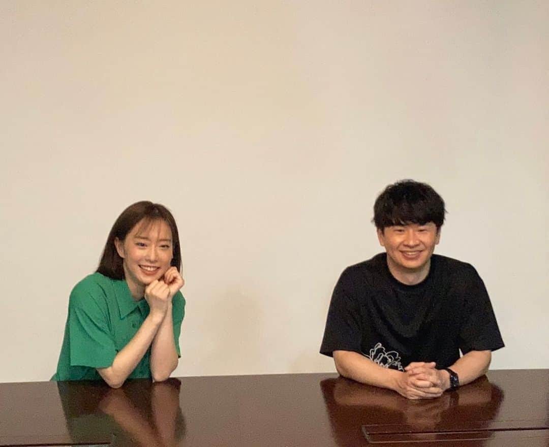 若林正恭 著書「表参道のセレブ犬とカバーニャ要塞の野良犬」のインスタグラム：「8月1日発売の卓球王国9月号別冊「KASUMI」で私石川佳純さんと対談させていただきました 金言の連続で今も胸に残っている言葉がたくさんあります 一枚目の写真は緊張を隠してリラックスしてる風を装うも組んでる手に最大の握力がかかっている状態です 是非読んでください」