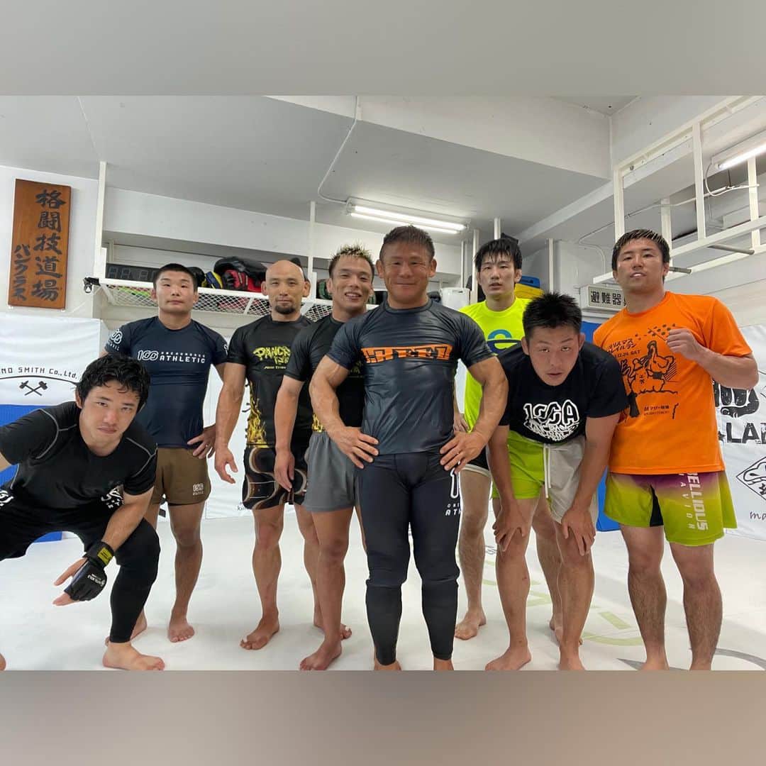 北岡悟のインスタグラム：「8/1(火)、#パンクラスイズム横浜 グラップリングスパー練習に山田崇太郎さん、カルペディエム三田から竹浦正起君、鈴木太陽さんが来てくれて、八人でワイワイやりました。 この春から始めたパンクラスイズム火曜昼グラップリングスパー練習で、ここまで大人数が集まってやったことが無かったから、だいぶ楽しかったです。 ありがとうございました‼️😆」