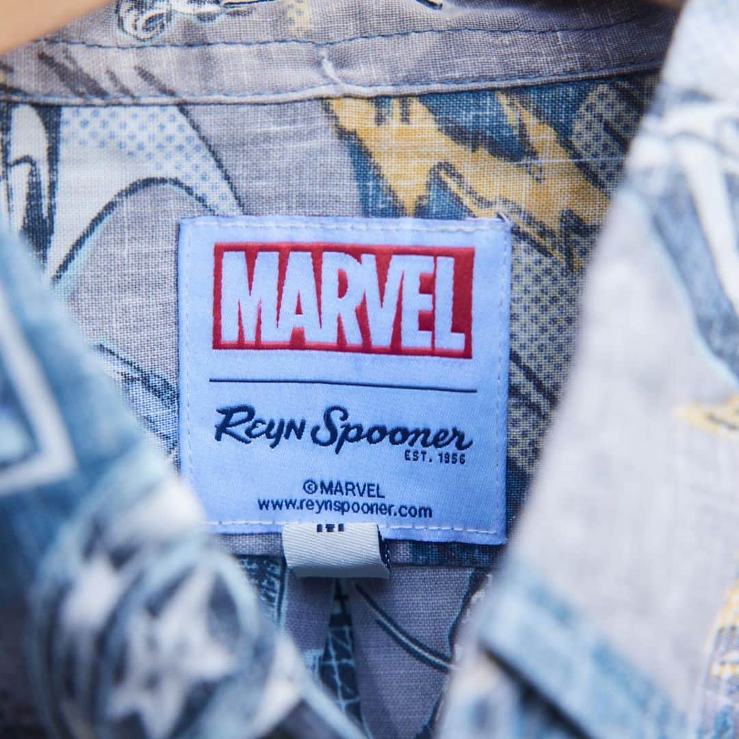 レインスプーナーのインスタグラム：「The Avengers assemble in our second Marvel release featuring the action-packed adventures of everyone’s favorite superheroes.   To create this print, our artists pulled inspiration from the classic Avengers comics from their own collection, intermixed with modern references from the expansive Marvel archive to create this design. All of the scenes were drawn by hand and digitally painted to bring everything together in a subtle and impactful way.   Available in-store and online now.」