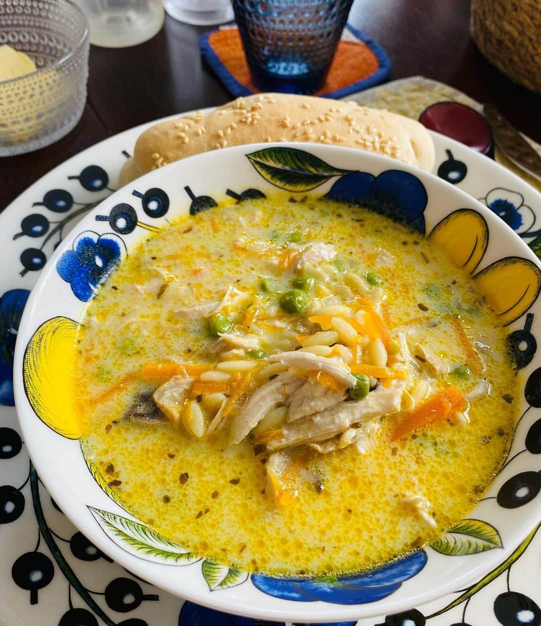 Rie's Healthy Bento from Osloのインスタグラム：「Made Chicken Soup today. The original recipe comes from Turkey. 🇹🇷  I have not tried so much Turkish food or dishes in my life so far but well well this soup will be one of the staple soups at my home from now on. So delicious and filling! I baked some bread to serve with it as well. Today I used 1 large chicken breast, cooked it in water for 25 min. While the chicken is cooking you mince 1/2 onion, grate 2 small carrots and slice 2 white mushrooms, sautee all in olive oil and 1 small clove of garlic. Add salt, pepper and dry basil and a bay leaf. Sautee until all got softened and seasoned.  When chicken is cooked take the chicken out of the broth, shredd the chicken meat with your hand after it is cooled off. Add the broth into the onion and carrot, add 1/2 cup small pasta for soup, and cook about 30 min. It seems people use yoghurt in soup in Turkey, today I just used milk. I added just a little bit, 3-4 table spoons of it, at the end. Added also some frozen green peas.  Taste with salt and pepper. Bon appetite! #turkishsoup #turkishfood #soup #dinner #dinnerideas」