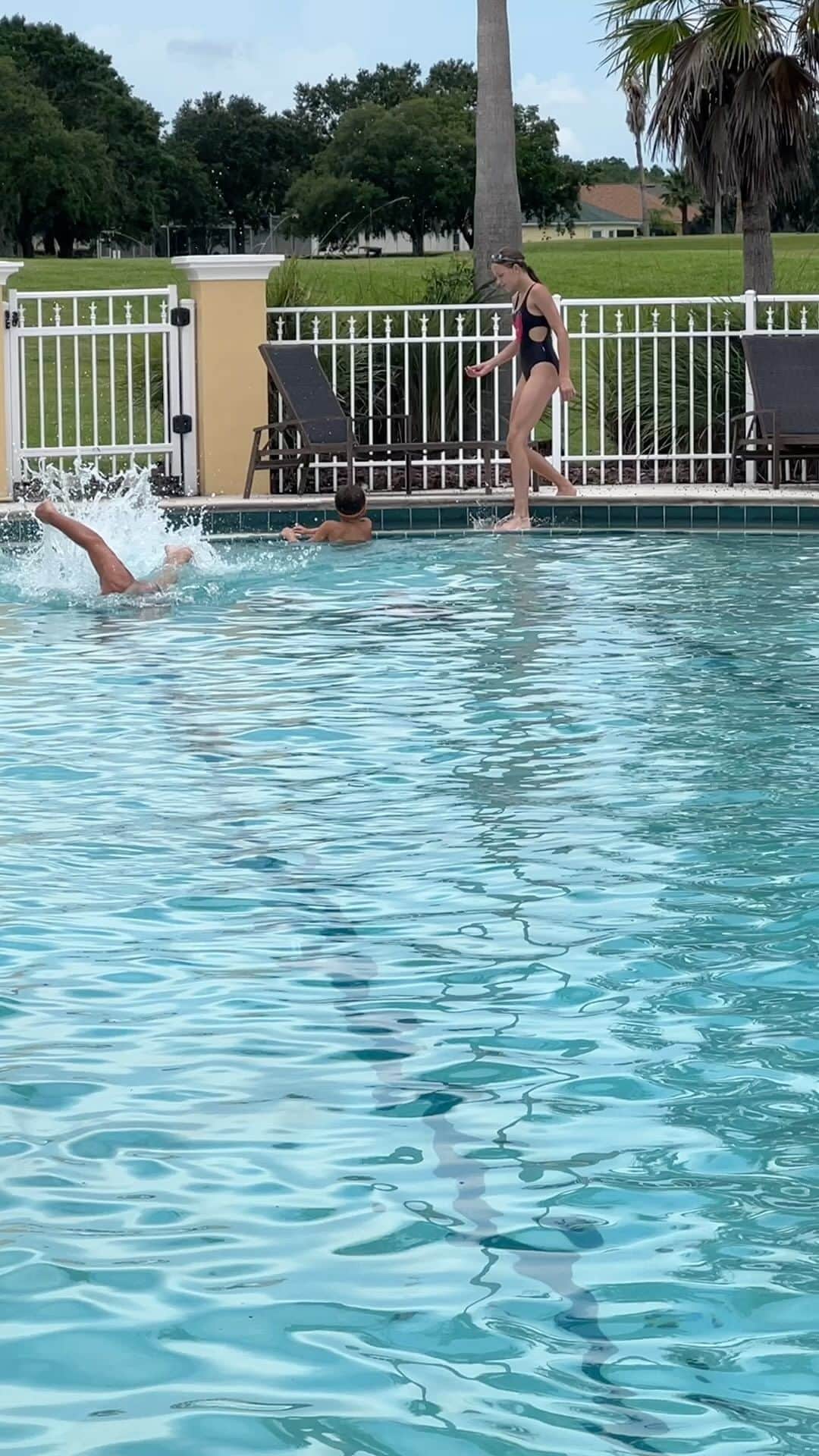 ライアン・ロクテのインスタグラム：「Dad and I swimming some laps」