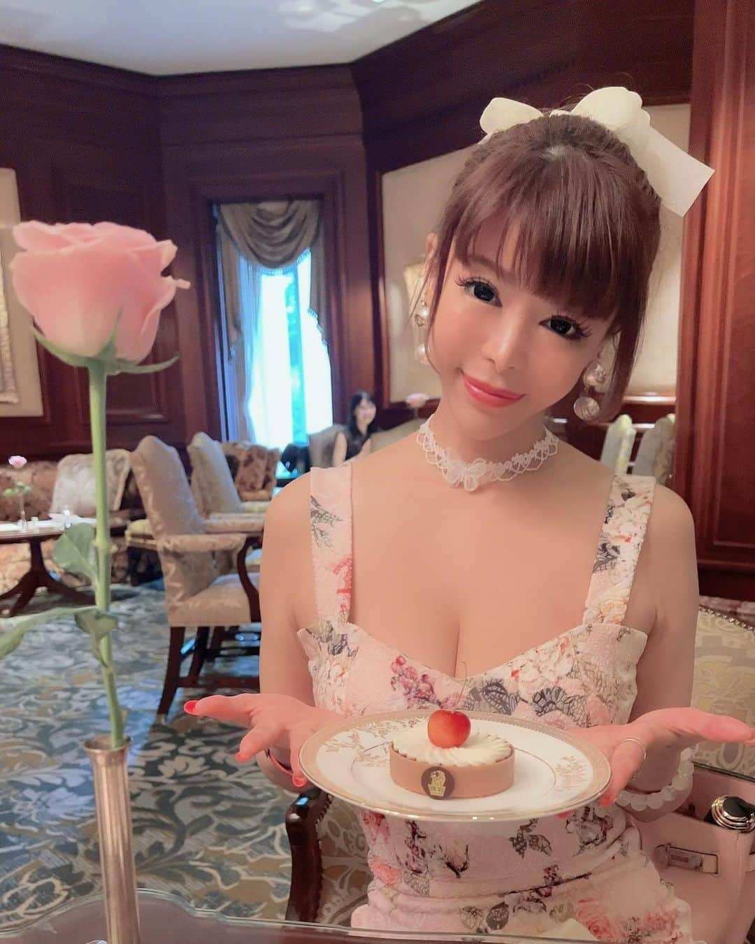 滝沢姫のインスタグラム：「✨大切にして愛すること✨ ⁡ ⁡ 少しの時間でも 逢えるだけで心が満たされる💕 ⁡ ⁡ 💗一緒にいるだけで倖せ💗 ⁡ その気持ち忘れず大切にしていこうね✨ ⁡ ⁡ 一緒にいてくれること当たり前では ないということに気づいて ⁡ 恋人　パートナー　もっと💗いつも💗 大切にして愛してあげてください✨ ⁡ ⁡ 相手の気持ち離れちゃってから 気づいても遅いよ... ⁡ ⁡ ⁡ ⁡ ⁡ ⁡ 💗お姫様学校10年目💗 ⁡ ⁡ No.1キャバ嬢　ホステス歴15年 プロポーズ117人された 滝沢姫が愛されて💗 大切にされる💗秘密をお伝えします✨ ⁡ お姫様学校は魅力的な女性になり 愛されて理想的な人生になれる学校です💕 ⁡ ⁡ ⁡ 愛されたいお姫様フォローしてね💗 @hime.takizawa  ⁡ ⁡ ⁡ #愛される#愛される女性#愛する  #愛するということ #愛する人  #愛するあなたへ #恋愛心理  ⁡ ⁡ ⁡ ⁡ ⁡ ⁡ ⁡ ⁡ ⁡ ⁡ ⁡ ⁡ ⁡ ⁡ ⁡ ⁡ ⁡」