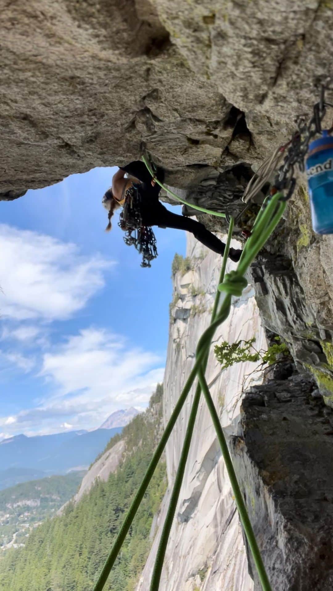 サッシャ・ディギーリアンのインスタグラム：「🧗‍♀️ 💫  calibrating back to the walls with @benrueck  #climbing #squamish」