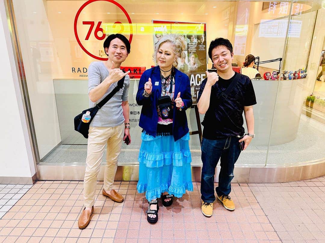 JILLさんのインスタグラム写真 - (JILLInstagram)「8月のラジオ高崎ジルプレ。 夏休みよね〜 東京駅も高崎駅も人が多かったぁ❗️  今日の「大人の学校」は、 「台湾🇹🇼」 先生は群馬県台湾総会事務局の 頌彦守員（うたさと・もりみ）さん。 台湾から帰化なさった方です。　 とても素敵な女性でしたね〜💕 ピンクのルージュとワンピースが上品にマッチして美しかったです。 たぁ〜くさん「台湾」の話をしましたぁ。　  あと、セレクトソングでは、 2018年の台湾でのPERSONZの演奏を オンエア。 台湾のディーバ、MIUさんとセッションのレアテイク。貴重でしたね。  実はMIUさんは、昨年夏、急逝されました。 残念です。  でも、今日は時空を超えて、MIUさんの歌声がたくさんの場所で響いていましたよ😊  そして、 番組の終了後…  あれ？ あとプレ収録中にサテライト前に現れたのは…⁉️  松井常松さんでしたぁああ。  その後、みんなでパチリ。 今日はサテライト前にたくさんの駆けつけPERSONZマニアが来てくれました🤲  スーパーの店員1号のとうじょうくんと 2号きたじーさんは揃って来てくれました。 横浜から可愛い娘さんと来て下さったあやさん。パパと登場のれいくん。  暑い中、ありがとうございました。 楽しかった💓  あとプレ後は、田野内さんとラジオ高崎スタッフの関口さん、松井さんと会食。 これもまた楽しかったでーす。  高崎は来週、高崎劇場ライブシアターでPERSONZのライブがあります❣️ またすぐ戻ります。 楽しいライブにしましょう👍  #松井常松   8月04日_名古屋ダイアモンドホール 8月05日_大阪クラブクワトロ 　  8月11日_新潟LOTS 8月12日_高崎芸術劇場スタジオシアター  —————————————- PERSONZ「I AM THE BEST TOUR」 6月18日_高知県立県民文化ホール グリーンホール 6月24日_札幌CUBE GARDEN 7月02日_ヒューリックホール東京 7月22日-仙台rensaホール 7月23日_函館金森ホール 8月04日_名古屋ダイアモンドホール 8月05日_大阪クラブクワトロ 8月11日_新潟LOTS 8月12日_高崎芸術劇場スタジオシアター 8月26日_福岡電気みらいホール —————————————-  #jillpersonz  #personz  #youtubepersonzチャンネル #note  #jillpersonz  #エアプレ #JILLプレ #ラジオ高崎 #三味線JILL屋」8月3日 1時56分 - jillpersonz