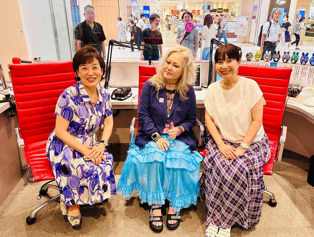 JILLのインスタグラム：「8月のラジオ高崎ジルプレ。 夏休みよね〜 東京駅も高崎駅も人が多かったぁ❗️  今日の「大人の学校」は、 「台湾🇹🇼」 先生は群馬県台湾総会事務局の 頌彦守員（うたさと・もりみ）さん。 台湾から帰化なさった方です。　 とても素敵な女性でしたね〜💕 ピンクのルージュとワンピースが上品にマッチして美しかったです。 たぁ〜くさん「台湾」の話をしましたぁ。　  あと、セレクトソングでは、 2018年の台湾でのPERSONZの演奏を オンエア。 台湾のディーバ、MIUさんとセッションのレアテイク。貴重でしたね。  実はMIUさんは、昨年夏、急逝されました。 残念です。  でも、今日は時空を超えて、MIUさんの歌声がたくさんの場所で響いていましたよ😊  そして、 番組の終了後…  あれ？ あとプレ収録中にサテライト前に現れたのは…⁉️  松井常松さんでしたぁああ。  その後、みんなでパチリ。 今日はサテライト前にたくさんの駆けつけPERSONZマニアが来てくれました🤲  スーパーの店員1号のとうじょうくんと 2号きたじーさんは揃って来てくれました。 横浜から可愛い娘さんと来て下さったあやさん。パパと登場のれいくん。  暑い中、ありがとうございました。 楽しかった💓  あとプレ後は、田野内さんとラジオ高崎スタッフの関口さん、松井さんと会食。 これもまた楽しかったでーす。  高崎は来週、高崎劇場ライブシアターでPERSONZのライブがあります❣️ またすぐ戻ります。 楽しいライブにしましょう👍  #松井常松   8月04日_名古屋ダイアモンドホール 8月05日_大阪クラブクワトロ 　  8月11日_新潟LOTS 8月12日_高崎芸術劇場スタジオシアター  —————————————- PERSONZ「I AM THE BEST TOUR」 6月18日_高知県立県民文化ホール グリーンホール 6月24日_札幌CUBE GARDEN 7月02日_ヒューリックホール東京 7月22日-仙台rensaホール 7月23日_函館金森ホール 8月04日_名古屋ダイアモンドホール 8月05日_大阪クラブクワトロ 8月11日_新潟LOTS 8月12日_高崎芸術劇場スタジオシアター 8月26日_福岡電気みらいホール —————————————-  #jillpersonz  #personz  #youtubepersonzチャンネル #note  #jillpersonz  #エアプレ #JILLプレ #ラジオ高崎 #三味線JILL屋」