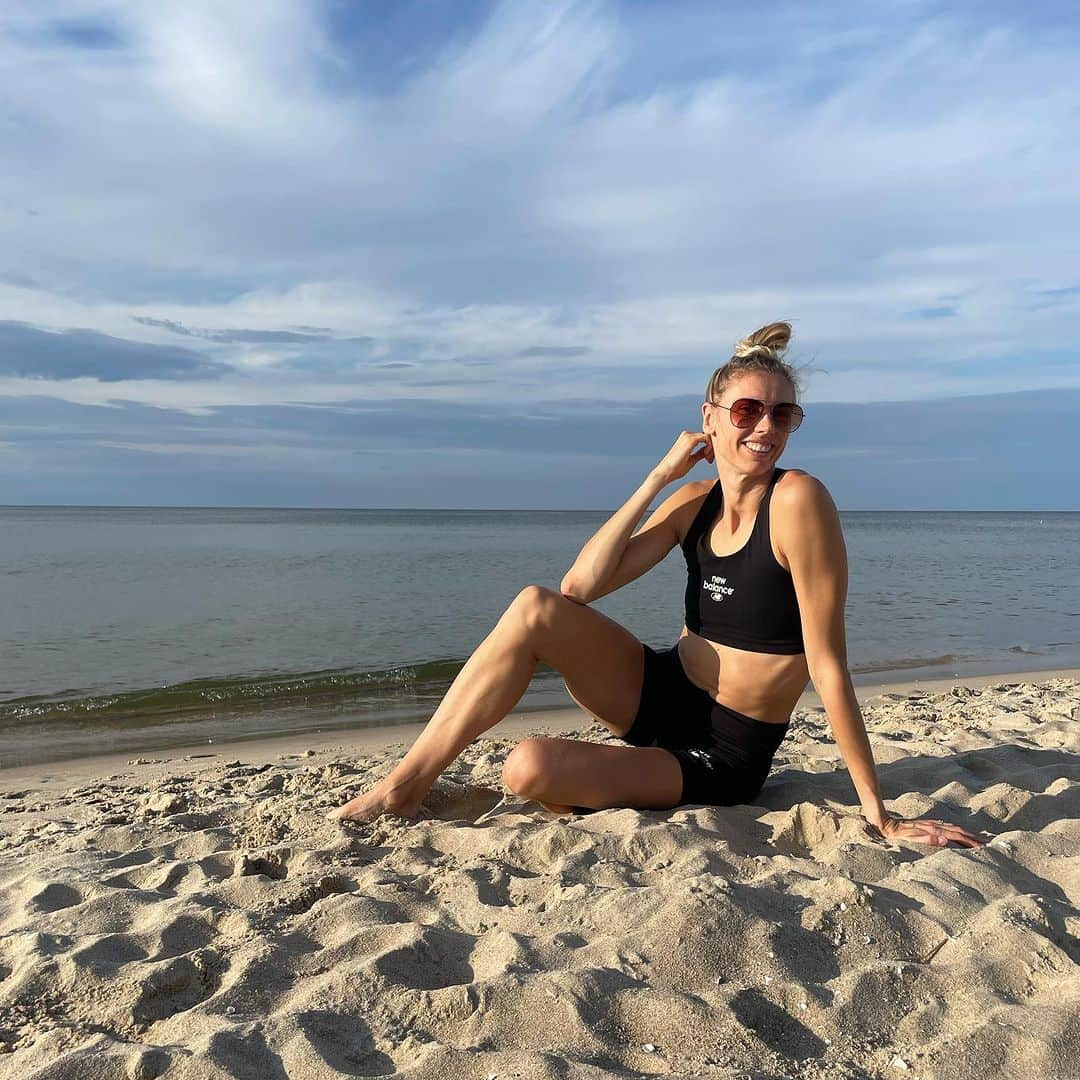 イガ・バウムガルトのインスタグラム：「Skoro nie mogę biegać, ani nawet za bardzo chodzić to wspaniale jest korzystać z relaksu na plaży 🥰 Chyba tego mi bardzo brakowało przez ostatnie lata! Głowa odpoczywa jak nigdy i wierzę, że dzięki temu stopa też zagoi się szybko! I oprócz rehabilitacji będę mogła w pełni skorzystać z przymusowych wakacji.🫶」