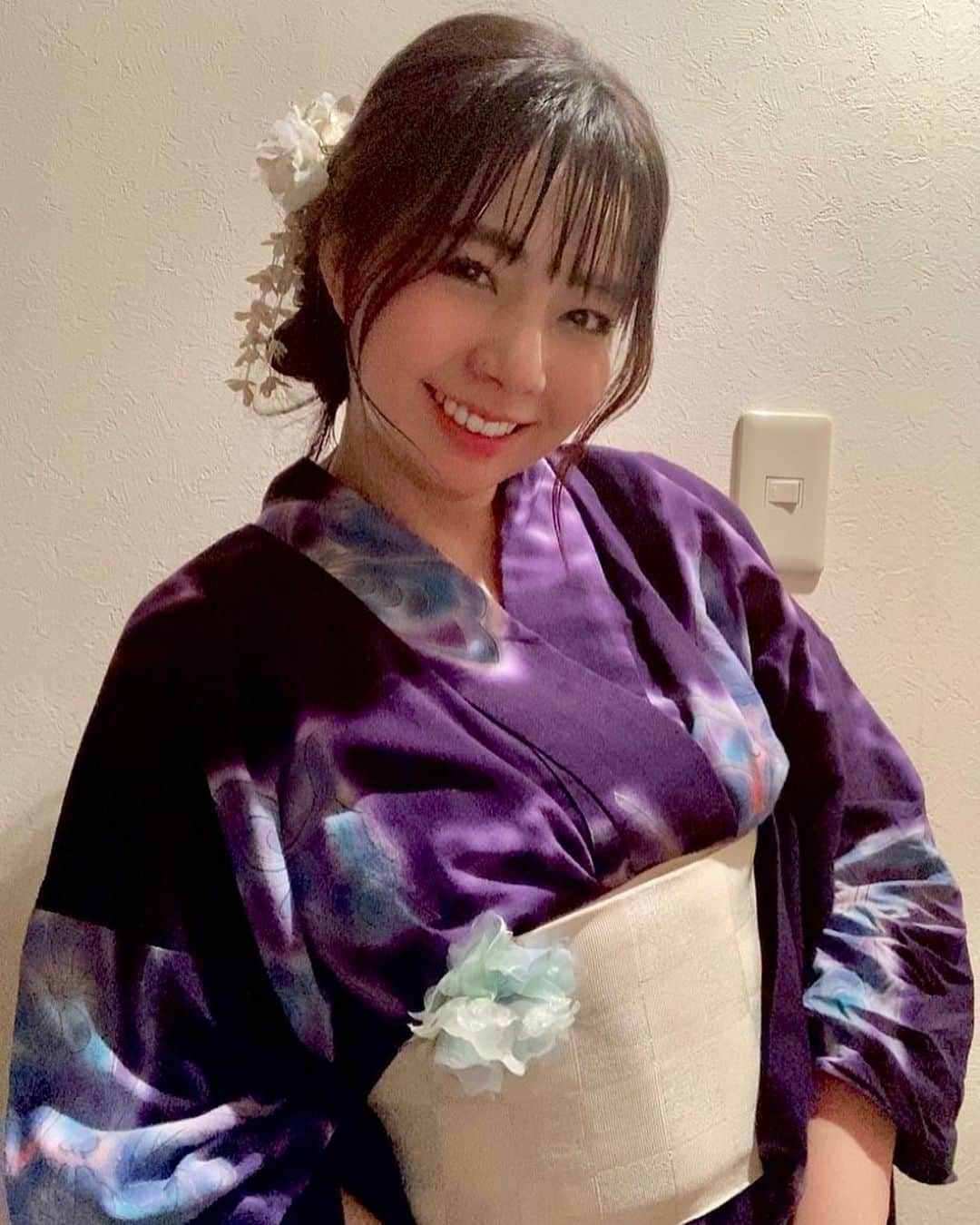 前田まみのインスタグラム：「浴衣を着ました。  2023年初浴衣。  こちらは、おねぇが中学生の時に着ていたもの。 良いものなので、まだ着れます🤭  日本舞踊を習っていたので、沢山お家に浴衣やお着物があります。  下駄は思い出の地、私が学生時代10年間住んでいた東京、武蔵小山で買ったもの。 裏にお店の名前と武蔵小山、って刻印があるのです。  今年も新しく購入した浴衣があるので、また夏の間に着たいと思います😊  電気- ̗̀💡 ̖́-のスイッチの生活感もいいでしょ！笑  8月に入って灼熱の日が続いていますが、くれぐれもお身体に気をつけてくださいね！」