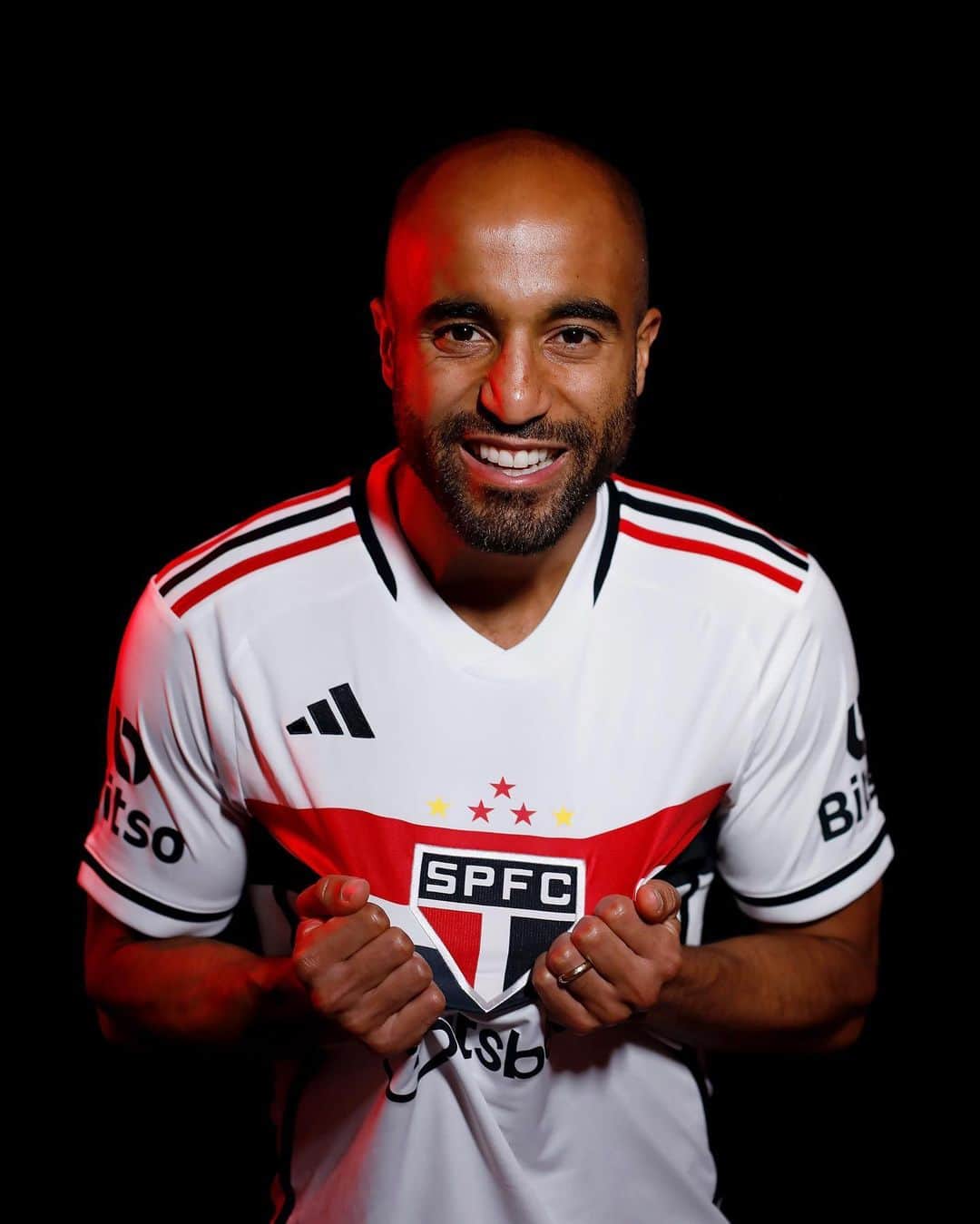 ルーカス・ロドリゲス・モウラ・ダ・シルヴァのインスタグラム：「Lucas ❤️‍🔥 São Paulo Futebol Clube  #RespondeAoCoração ❤️🤍🖤 #VamosSãoPaulo 🇾🇪  📸 Rubens Chiri / São Paulo FC」