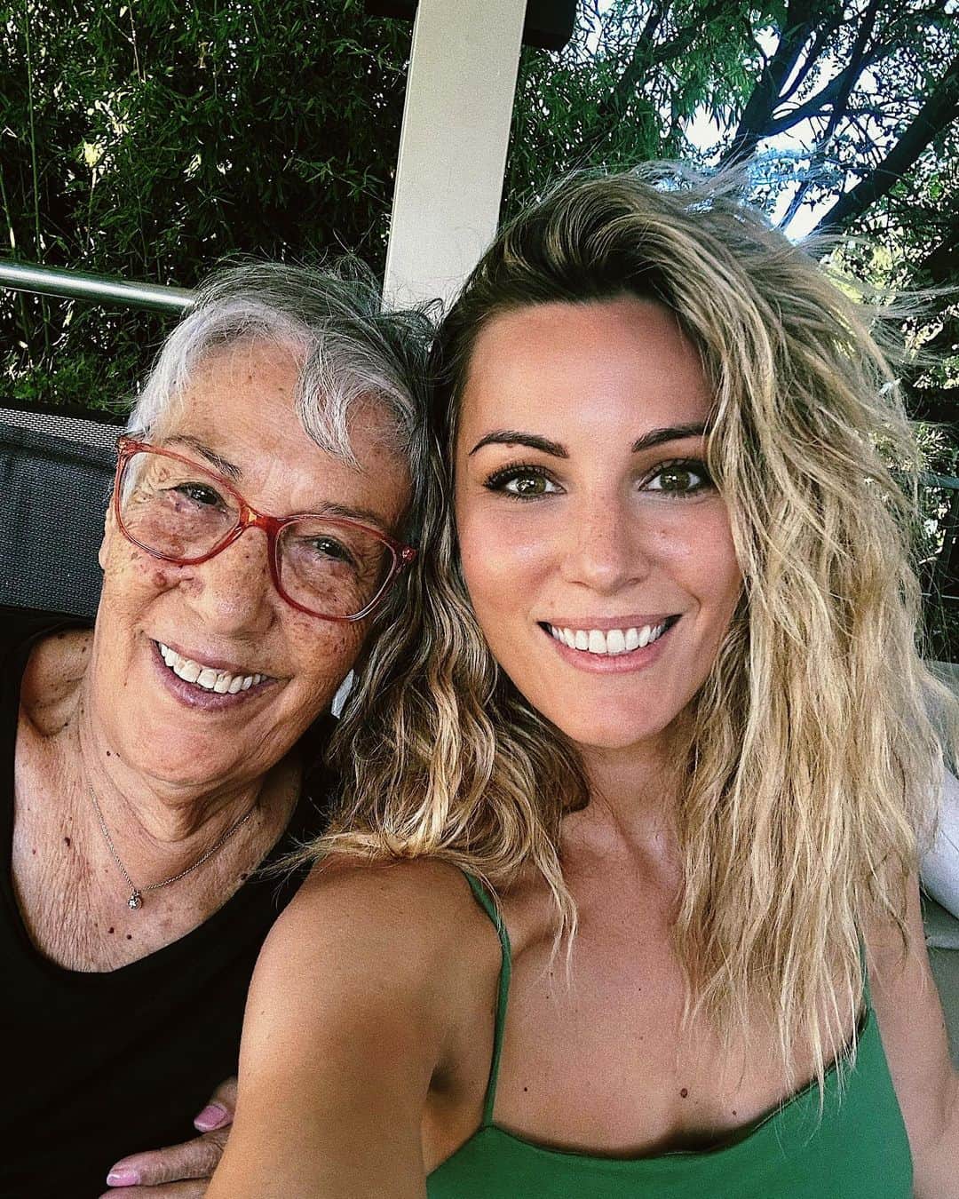 エドゥルネのインスタグラム：「Feliz 85 cumpleaños a mi querida yaya, la más molona y moderna del mundo!! 🎂🎉❤️」