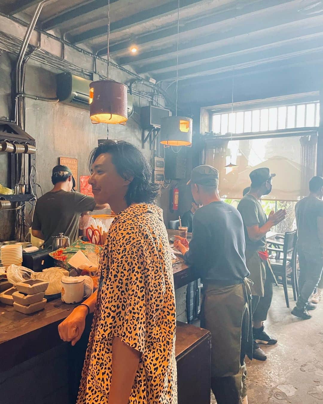 金子昇のインスタグラム：「ベトナムダナン。ここも素敵な街！  #CộngCaphe #Vietnam #DaNang #ハン市場 #ウェルネスホテル #TIAWellnessResortSpa 晩御飯以外は最高^_^ #wackomaria」