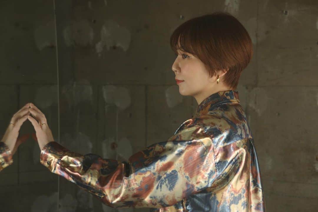 土岐麻子のインスタグラム：「新しいアー写。  前回に引き続き素晴らしいお二人…！  写真  Susie @susie.photographer  ヘアメイク  真浦夏恵　(MA nature) @mauramaura」
