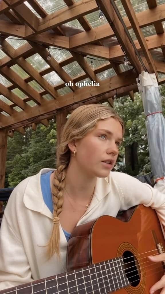 The Lumineersのインスタグラム：「Wonderful cover of “Ophelia” by @ mariannebl on TikTok 💙」