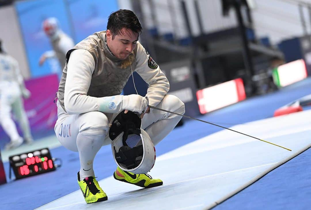 アレクサンダー・マシアラスのインスタグラム：「Sometimes, even if you put in all the preparation and effort, this sport can crush you. After a great year of fencing and feeling like my old self again, I wasn’t able to put it all together at the World Championships. Walking away from Worlds far short of my goals hurts but the sting of defeat is a reminder of how much I love this sport. If there isn’t dismay in losing, there also isn’t joy in victory.   Thank you to all the friends, family, and fans for all the support throughout Worlds and the season as a whole. A big thank you to all the staff that does so much behind the scenes to help me compete at the highest level. Thank you to my dad and coach @gmassialas and everyone at @mteamfencing who helps me get better each day. Last of all, thank you to my team and brothers @gerekmeinhardt @nick_itkin and @fencer for always having each others’ backs. We win as a team and we lose as a team, and you guys make it easy for me to always give 100% for the team.  #bizziteam #fencing #escrime #esgrima #escrima #scherma #펜싱 #fechten #フェンシング #击剑 #teamUSA #фехтование #leonpaul」