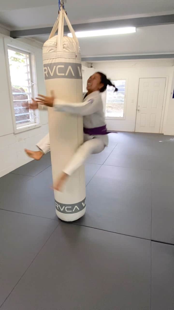 前田マヒナのインスタグラム：「If you’re wondering how I became a purple belt …..  This is how 🤷‍♀️ Flying squirrel triangle lock move」