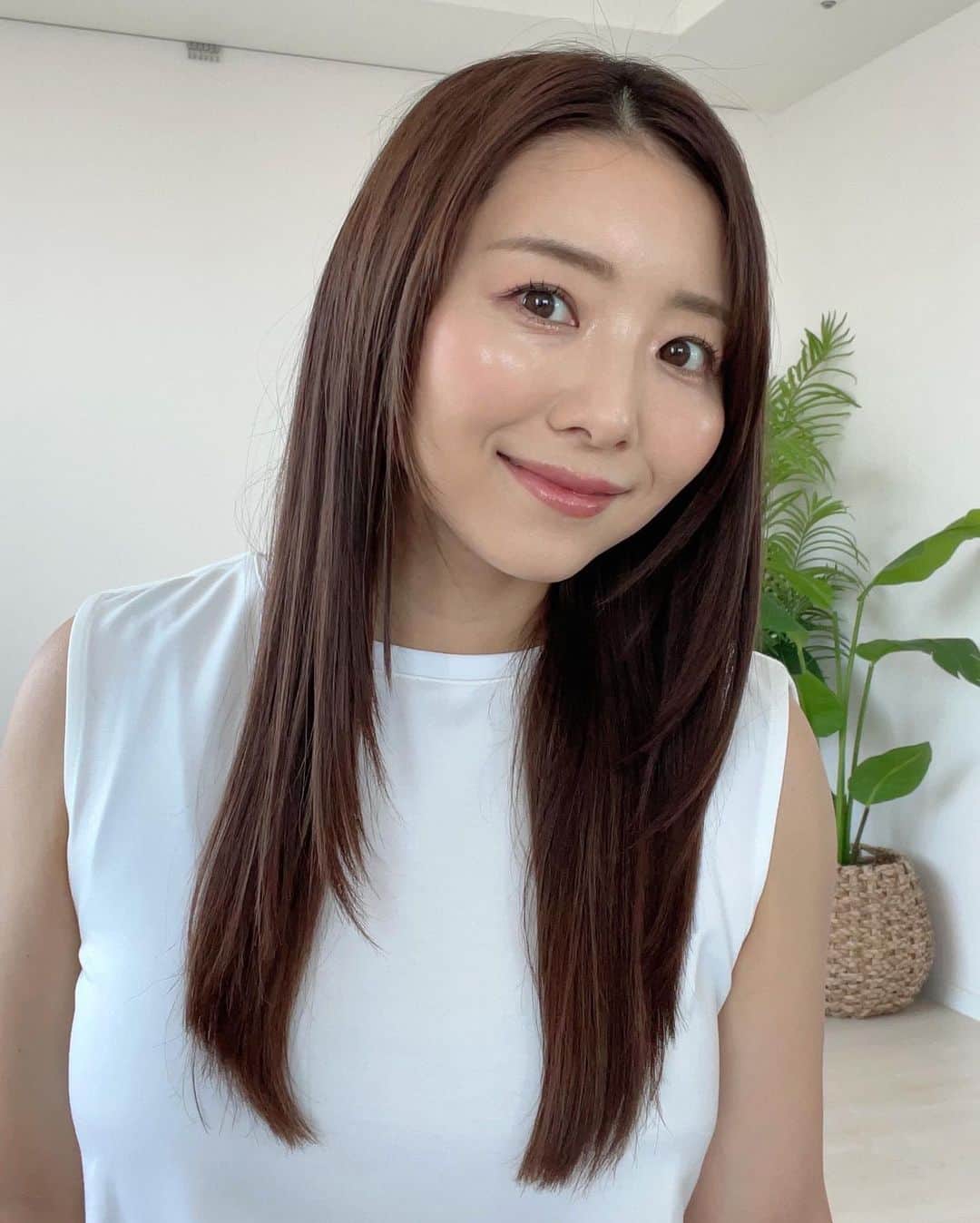 のインスタグラム：「とーーってもお気に入りに出会えたのでシェアします🥹  自分をケアする上でボディの次に大事にしてるのが髪と肌なんだけど、ドラッグストアでも買えるリピ確定シャンプーをシェアします🥹✌️   髪の芯まで補修する「ハニープロテイン処方」のハニーク!!  私の髪はハイライトを定期的に入れてるから広がりやすくて毛先がパサパサしがちなんだけど、これは毛先まで素直にまとまってくれる!! アクアブロッサムハニーの香りもめちゃ良くてつるんとした蜜髪になれるの🐝🍯  ヘアミストはお風呂でも乾いた髪でも使える二刀流で、シャンプーとトリートメントの間に使うとトリートメントが浸透しやすくなるし、乾いた髪に使っても綺麗な艶が出ます✌️  一本マルっと使い切ったら、手触りが変わっていくのがわかったよ！継続大事🥹  全国のバラエティショップ、ドラッグストアでも順次展開される予定みたいなので、すぐ買えるのも嬉しい😂  ドラッグストア行ってシャンプー迷ったらぜひ使ってみてね✌️  #PR #ハニーク #シャンプー #はちみつシャンプー #蜜髪」
