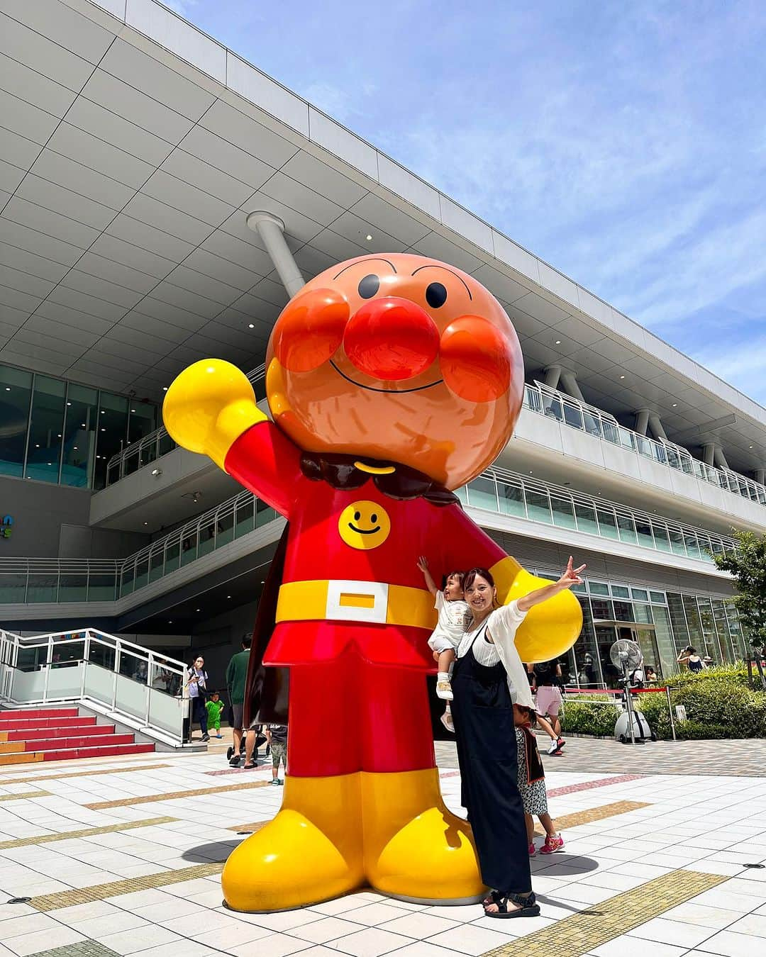 笠原美香のインスタグラム：「✌️ 駅から向かっていき 巨大なアンパンマンが目に入った瞬間 ... あっあっあっ🤩！とお目目キラキラさせてた笑 そんなアンパンマンLoverではないんですけど この日を境にアンパンマンが言えるようになったみたい😁  プレイエリア、ショー、ワークショップ、ご飯屋さんと色々なコンテンツが ギュッとつまっていて遊ばせるの楽だったなぁ😊 行った時は割と空いてたからよかったけど、 お休みの日は混んでるのかな...🤔  #アンパンマンミュージアム #子連れスポット #都内子連れ #女の子ママ #1歳半」