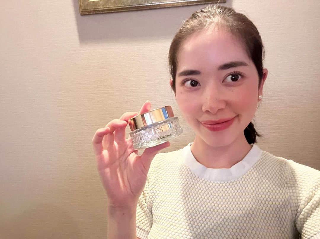 May Pakdee メイ パクディさんのインスタグラム写真 - (May Pakdee メイ パクディInstagram)「LANCÔME最高峰のスキンケアライン「アプソリュ」から発売されるアプソリュエッセンスインパウダー🥹 パッケージが凄く豪華✨ 私はファンデの後にのせてパールの様な輝き肌に✨ ほんのり ローズカラーで血色感がアップするのが嬉しい☺️ 実はアジア人女性のために開発された色だそうです。 最近は肌が疲れぎみだから、肌綺麗にしてくれて重宝してます🐒   8月11日（金）に発売❤️使ってみてね。     #ランコム #アプソリュ #玉肌パウダー #lancomemakeup #PR」8月3日 11時34分 - maypakdee