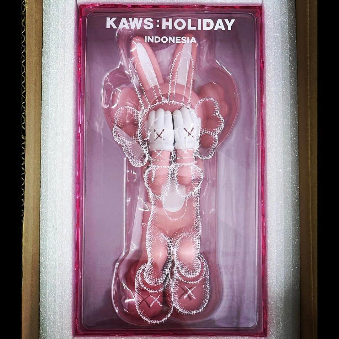 チェン・ボーリンさんのインスタグラム写真 - (チェン・ボーリンInstagram)「"ACCOMPLICE" getting inflated for the very first time!  KAWS'S 1ST ARTWORK MEETS UNESCO WORLD HERITAGE✨  Super cute 🩷✨ Thank you 🤲🏻🐰  KAWS: HOLIDAY INDONESIA 🎬✨ 19-31 Aug 2023 Prambanan Temple Park Complex📍  @KAWS @ARR.AlLRightsReserved @DDTStore #KAWS #KAWSHOLIDAY #AllRightsReserved #DDTStore @sklamallrightsreserved」8月3日 11時37分 - chenbolin