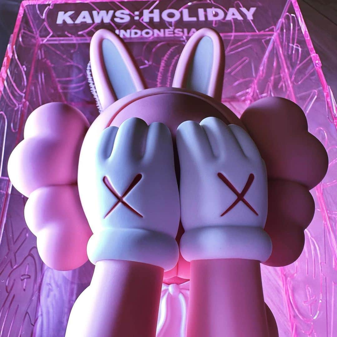 チェン・ボーリンのインスタグラム：「"ACCOMPLICE" getting inflated for the very first time!  KAWS'S 1ST ARTWORK MEETS UNESCO WORLD HERITAGE✨  Super cute 🩷✨ Thank you 🤲🏻🐰  KAWS: HOLIDAY INDONESIA 🎬✨ 19-31 Aug 2023 Prambanan Temple Park Complex📍  @KAWS @ARR.AlLRightsReserved @DDTStore #KAWS #KAWSHOLIDAY #AllRightsReserved #DDTStore @sklamallrightsreserved」