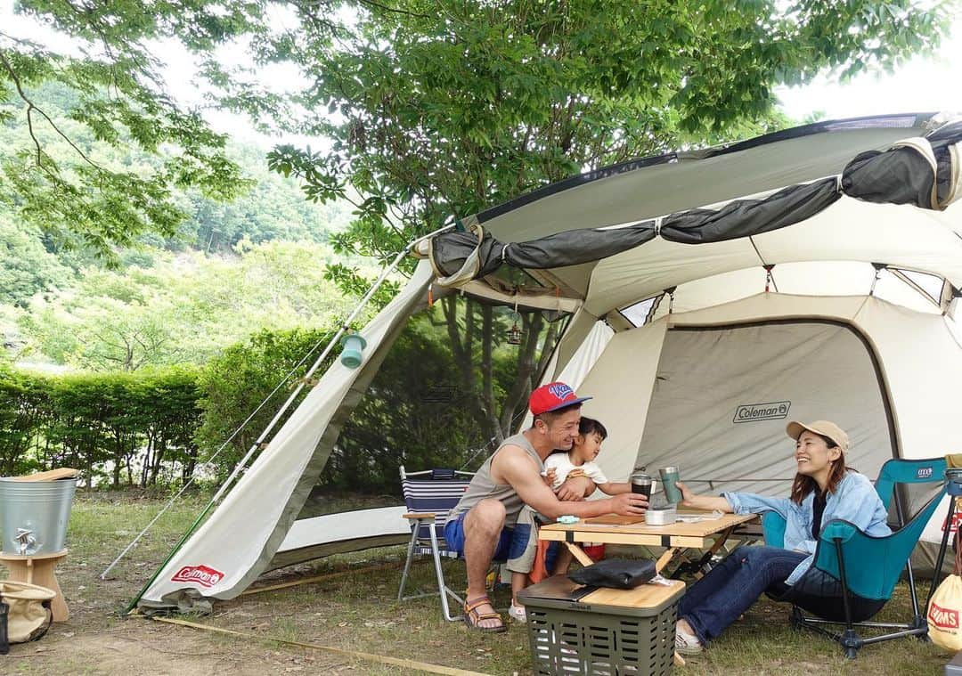 グッピーこずえのインスタグラム：「夏キャンプ🏕 去年の6月の終わり頃の写真☺️ もう懐かしい🥹 コールマンの2ルームで知明湖キャンプ場⛺️このキャンプ場はお風呂とかシャワー無いけど浅い川があって近くてリーズナブルで🙆‍♀️ 朝は娘と2人でパンケーキを作りました。 すんごい顔で作った動画はYouTubeに上がってるので良かったら見てください😚 この時はまだビールも🍺うまく感じたし、ホタテも美味しかった〜😆 2人目妊娠に気づいたのも、ビール苦っ！ って思って、いつも大好きなホタテが食べれずアレ⁉️ってなって徐々に気づいた🙌 そして大酒飲みはスグに周りにバレる…w え？飲まへんの？もしかして、、、‼️ってなるw 大酒飲みの方が妊娠にバレたくない時は、二日酔いやね〜ん。と言うのが一番やと思た😆 今はビールが飲みたくて仕方ない！！！ なんかAmazonで母乳をアルコールチェックするリトマス紙の様なものを見つけてしまった😅 怪しすぎるてみんなに買うの反対されたのでもうちょっと禁酒生活します。 ってか確実にノンアルコールのレベルが3年前より上がってる‼️ あまり苦じゃないかも😆 #禁酒 #ファミキャン #知明湖キャンプ場 #子連れキャンプ #ベビキャン #楽キャン #コールマンテント  #タフスクリーン2ルームハウス  #coleman」