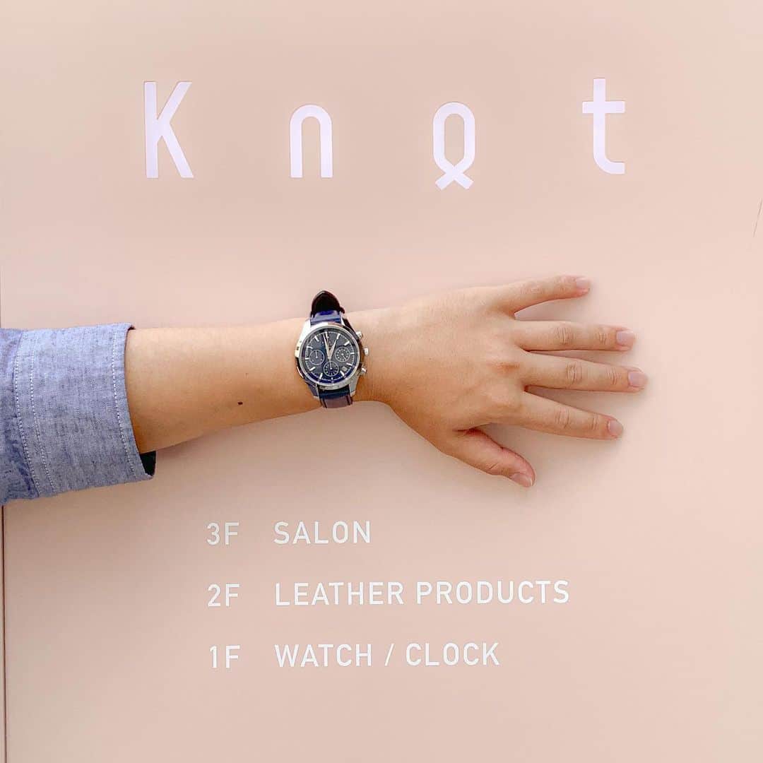 Maker's Watch Knotさんのインスタグラム写真 - (Maker's Watch KnotInstagram)「. 本日は 京都ギャラリーショップへ ご来店いただきありがとうございました♩  AT-38ご愛用のお客様。 本日はムーンフェイズとオートマティッククロノグラフを 検討中でご来店いただきました😌  オートマティッククロノグラフ（ATC-40）の ケースの磨きから文字板の美しさなど 一つ一つの細かい作りにも感心を持っていただき こちらも嬉しい限りです◎  今回は青色の文字板をあまりお持ちではないという事もあり ネイビーのカラーをチョイス ストラップは、光沢感も一際美しいコードバンをチョイス。  スーツ時にはもちろん 本日のお洋服ともすごい相性良くお似合いです⭐️  是非また店頭にて カスタマイズお楽しみ頂ければ幸いです。  また時計も他のカラー、ストラップも幅広く展開しております。 店頭でもご試着できます。 皆様のご来店お待ちしております！  時計:オートマティッククロノグラフ（ATC-40SVNV） ストラップ:コードバン（SOC-18NV） バックル:Dバックル（DB-18SV）  #knotwatch  #watch #wristwatch #madeinjapan #ノット  #時計 #腕時計  #国産時計  #カスタムオーダー  #京都  #kyoto  #河原町　#kawaramachi  #三条 #sanjyo #kyotojapan   #京都観光　#kyototrip #kyototravel  #japantravel  #japantrip #손목시계  #手表　#手錶　#맞춤형　#定制　#교토」8月3日 11時42分 - makers_watch_knot