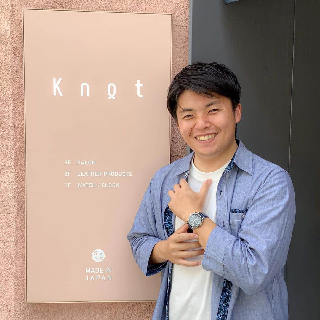Maker's Watch Knotのインスタグラム：「. 本日は 京都ギャラリーショップへ ご来店いただきありがとうございました♩  AT-38ご愛用のお客様。 本日はムーンフェイズとオートマティッククロノグラフを 検討中でご来店いただきました😌  オートマティッククロノグラフ（ATC-40）の ケースの磨きから文字板の美しさなど 一つ一つの細かい作りにも感心を持っていただき こちらも嬉しい限りです◎  今回は青色の文字板をあまりお持ちではないという事もあり ネイビーのカラーをチョイス ストラップは、光沢感も一際美しいコードバンをチョイス。  スーツ時にはもちろん 本日のお洋服ともすごい相性良くお似合いです⭐️  是非また店頭にて カスタマイズお楽しみ頂ければ幸いです。  また時計も他のカラー、ストラップも幅広く展開しております。 店頭でもご試着できます。 皆様のご来店お待ちしております！  時計:オートマティッククロノグラフ（ATC-40SVNV） ストラップ:コードバン（SOC-18NV） バックル:Dバックル（DB-18SV）  #knotwatch  #watch #wristwatch #madeinjapan #ノット  #時計 #腕時計  #国産時計  #カスタムオーダー  #京都  #kyoto  #河原町　#kawaramachi  #三条 #sanjyo #kyotojapan   #京都観光　#kyototrip #kyototravel  #japantravel  #japantrip #손목시계  #手表　#手錶　#맞춤형　#定制　#교토」