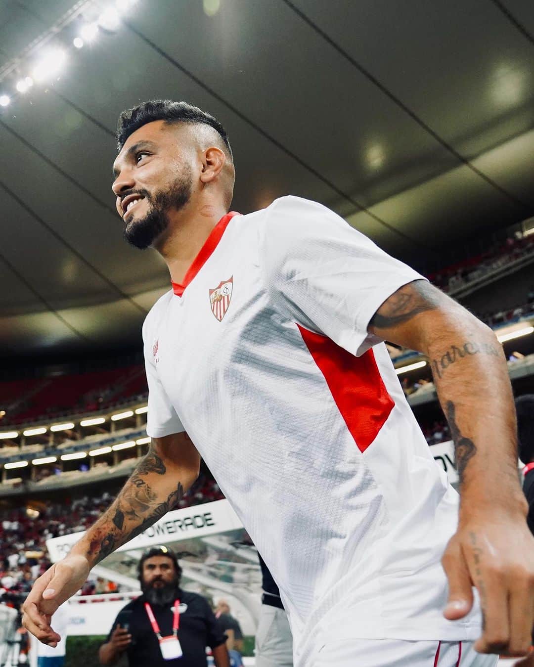 セビージャFCのインスタグラム：「⚪️💪🏼 ¡Vamos, señores! 🔴  #WeareSevilla #NuncaTeRindas #LaLigaSummerTour」
