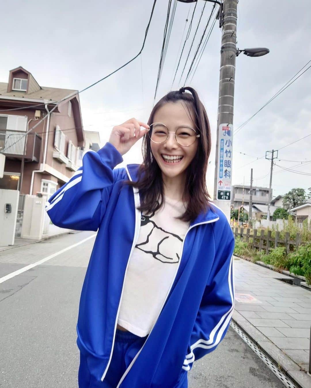 吉高寧々のインスタグラム：「なぜかストーリーにあげた ダサ子が人気だったので 投稿に残しておきます🫡  この日の撮影はすっぴんで挑んだんだじょ～👧🏻💖   #吉高寧々」