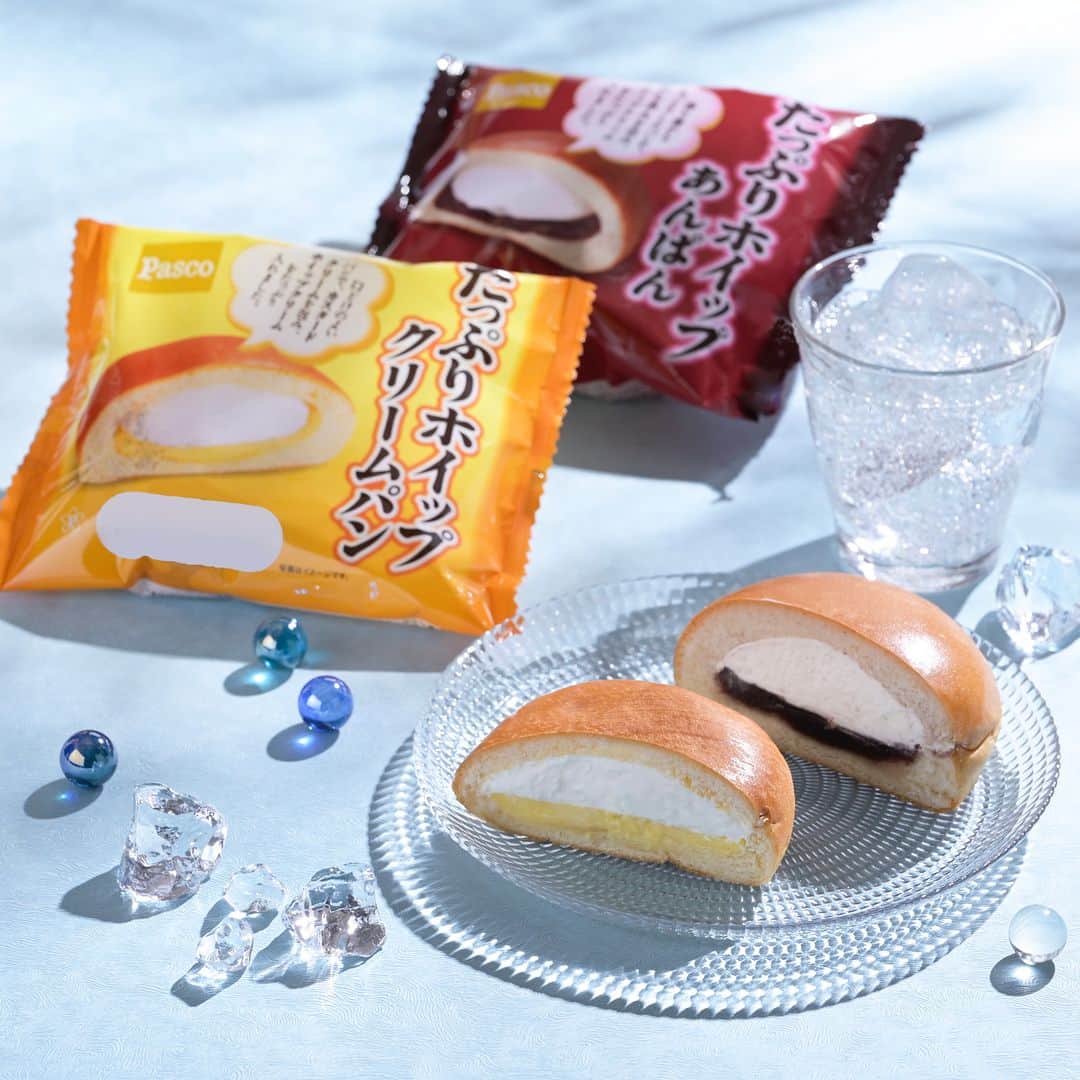 Pasco/敷島製パン株式会社のインスタグラム：「冷やしてもおいしいんです❄️ #たっぷりホイップシリーズ  暑いこの時期、ちょっぴり食欲も落ちちゃう😔 そんなあなたに朗報です📢  ホイップ好きも大満足の大人気 #たっぷりホイップ シリーズは、ホイップがたっぷりだから、冷やして食べるのもおすすめなんです✨  冷蔵庫で2時間ほど冷やして、パクリ！ 冷たい口当たりでいつもとは、また違うおいしさが味わえるはず😆  ぜひ試してみてくださいね。  ※一度冷やしたものを、常温で放置するとクリームが分離しますのでご注意ください。  ・たっぷりホイップあんぱん👇 https://www.pasconet.co.jp/products/141/  ・たっぷりホイップクリームパン👇 https://www.pasconet.co.jp/products/3237/  #Pasco #パスコ #たっぷりホイップあんぱん #たっぷりホイップクリームパン #ホイップたっぷり #あんぱん #クリームパン #冷やしてもおいしい #甘いもの大好き  #夏スイーツ #ひんやりスイーツ」