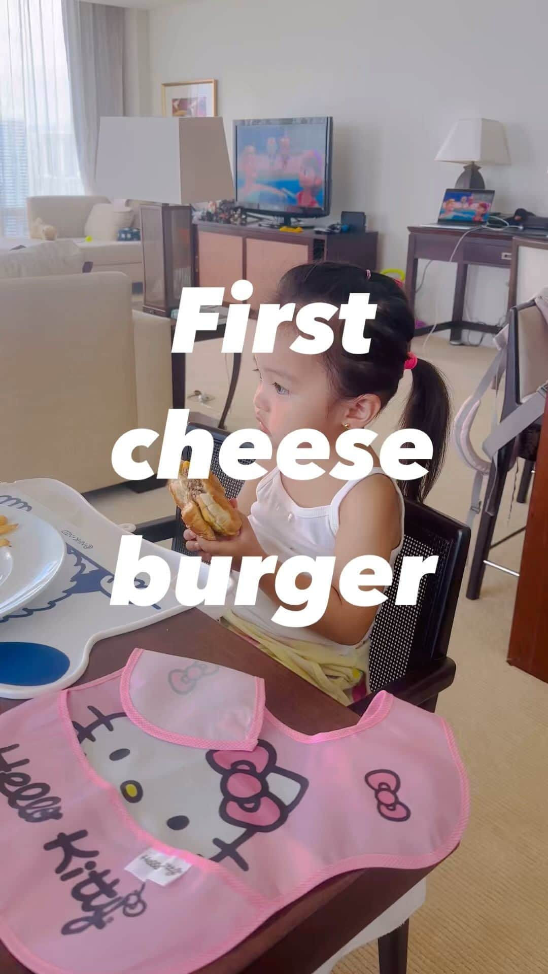 久永輝明のインスタグラム：「#娘 #2歳 #チビノ #初めての #チーズバーガー　#firstcheeseburger #2yearsold #doughter #hamberger #borntobewild #chibino #littledinosaur」