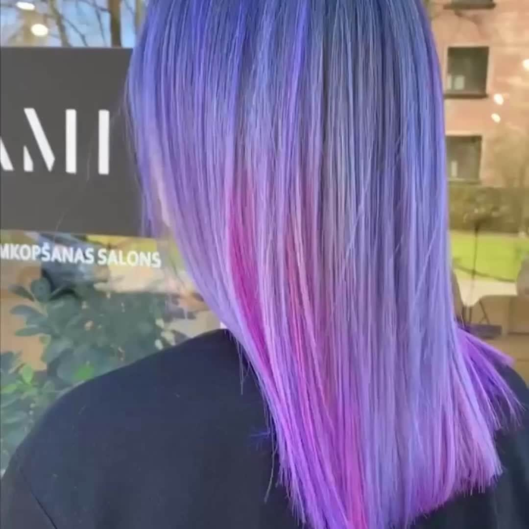 Schwarzkopf Professional Japanのインスタグラム：「Artist: @lana_amiconcept   ブリーチを楽しんでいますか？ 美しい髪色を保つには日々のケアが欠かせません。  ダメージ補修とカラーチャージを両立する ハロー パープル/ハローピンク カラーシャンプーなら、いつものシャンプーをチェンジするだけ。 放置時間なし、週３回ほどの使用で きれいな色を長く楽しめます。  #ハローピンク #ハローパープル #グッバイイエロー #グッバイオレンジ #ムラシャン #ピンクシャンプー #カラーシャンプー #シュワルツコフ #シュワルツコフプロフェッショナル #カラーシャンプー #カラシャン #ヘアカラー #ハイトーンカラー #ブリーチ #ボンドカラー #schwarzkopf #schwarzkopfprofessional」