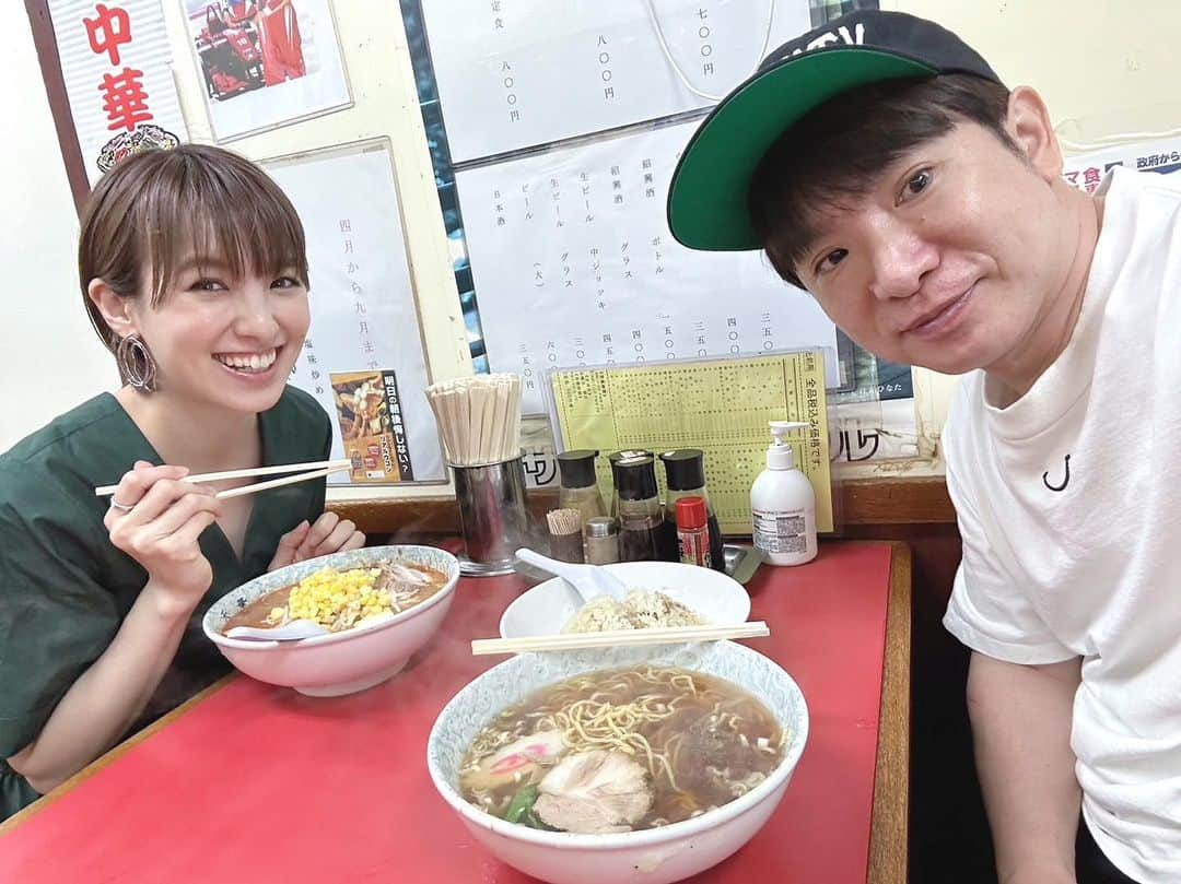 南明奈のインスタグラム：「2人でお仕事の日、撮影が2時間早く終わって✨ サクッとご飯食べよう！と現場近くにあった町中華へ🥟🍜 炒飯頼んで3分くらいで出てきた😳  全部美味しかった😋」