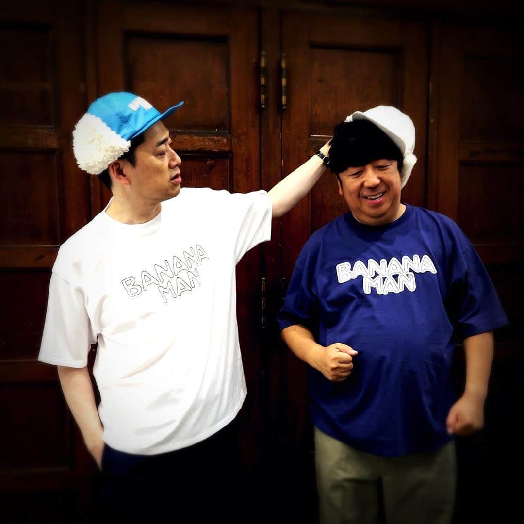 バナナマンさんのインスタグラム写真 - (バナナマンInstagram)「. 【着用アイテム】  設楽 ・ボアCAP　color：BLU　size : F （アジャスター調整可） ・T-シャツ　BANANAMAN TEE　color:WHT　size：M ・Dickies × bananaman Cotton Work Pants　color : NVY　size：34  日村 ・ボアCAP　color：WHT　size : F （アジャスター調整可） ・T-シャツ　BANANAMAN TEE　color:NVY　size：L ・Dickies × bananaman Cotton Work Pants　color : BEG　size：38  #bananaman #bananamangoods  #bananamanlive #バナナマン #バナナマンライブ #bananamanliveO #バナナマングッズ」8月3日 12時10分 - bananaman_goods_official