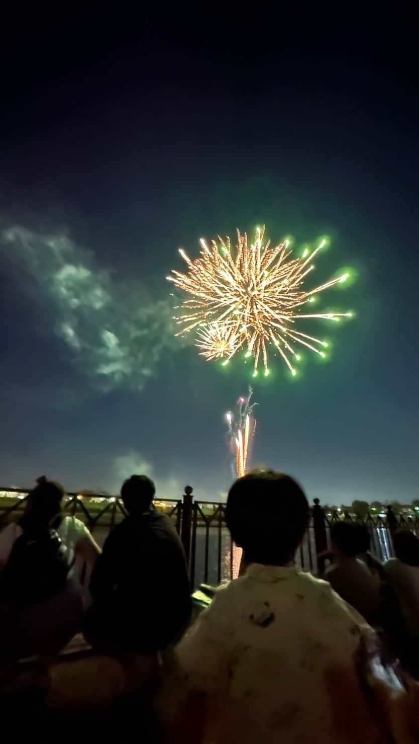 小泉留菜のインスタグラム：「🎇✨🎆 . . 初花火にびっくりしてた👦🏻👶🏻🫶🏻 良い反応してくれて母嬉しい☺️💞 . . #花火 #花火大会  #3歳 #3歳男の子 #3歳児 #ママ #男の子ママ #ママスタグラム #25歳ママ #口唇口蓋裂 #関東ママ #埼玉ママ　 #出産 #出産報告 #ご報告 #第二子 #第二子出産 #赤ちゃん #ベビー #baby #女の子ママ #2児ママ #0歳 #0歳児 #0歳児ママ #兄妹  #生後1ヶ月 #1ヶ月ベビー」