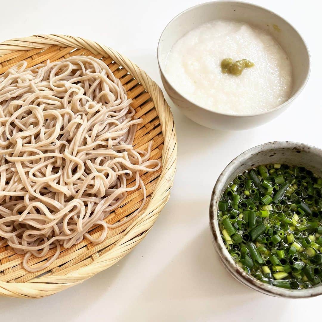 浅田信一のインスタグラム：「とろろ蕎麦（自作） いつもの道祖神そばを茹でただけですが。 とろろうめー😋」