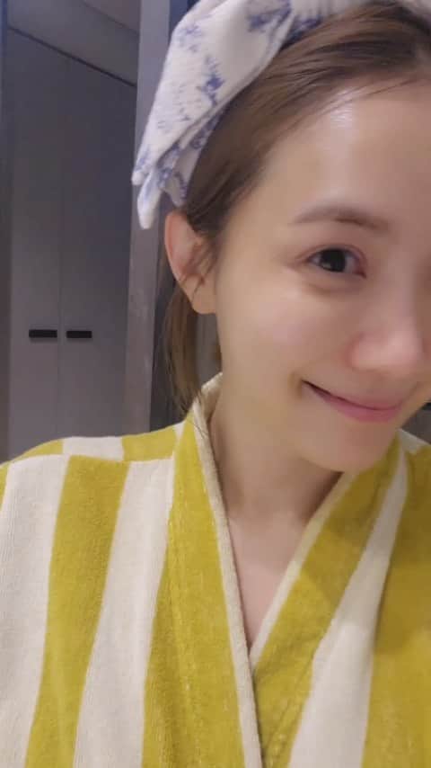ユ・ハナのインスタグラム：「피부관리랑 레이저안하고 태생이 얇은 피부에  트러블도 많이있던 피부라 대단히 좋은피부  아니지만, 그래도 이 세안후-하킴의 비포/애프터 영상 자꾸 보여드리는건 이 느낌 !! 겉으로만 좋아보이는게 아니라 흡수되면서 촉쫀 쫀촉 해지는 느낌 보여드리고 싶어서요! 아, 진짜 직접 느끼셔야해요!!!  오늘이 온라인최저가  [HAKeeM] 엘럼/수분광채크림  마지막날!   기초제품 맘에 쏘옥! 드는거  이젠 있어야할 때니깐요.  전 무조건 스킨-비타세럼 후 시카엘럼-수분엘럼, 시카엘럼-광채엘럼 , 수분광채크림 이 순서로 무조건 바르구요, 너무 귀찮아서 하나만 바르고 싶을 땐 그때그때 피부컨셉에 맞추어 바르시면 되요♡」