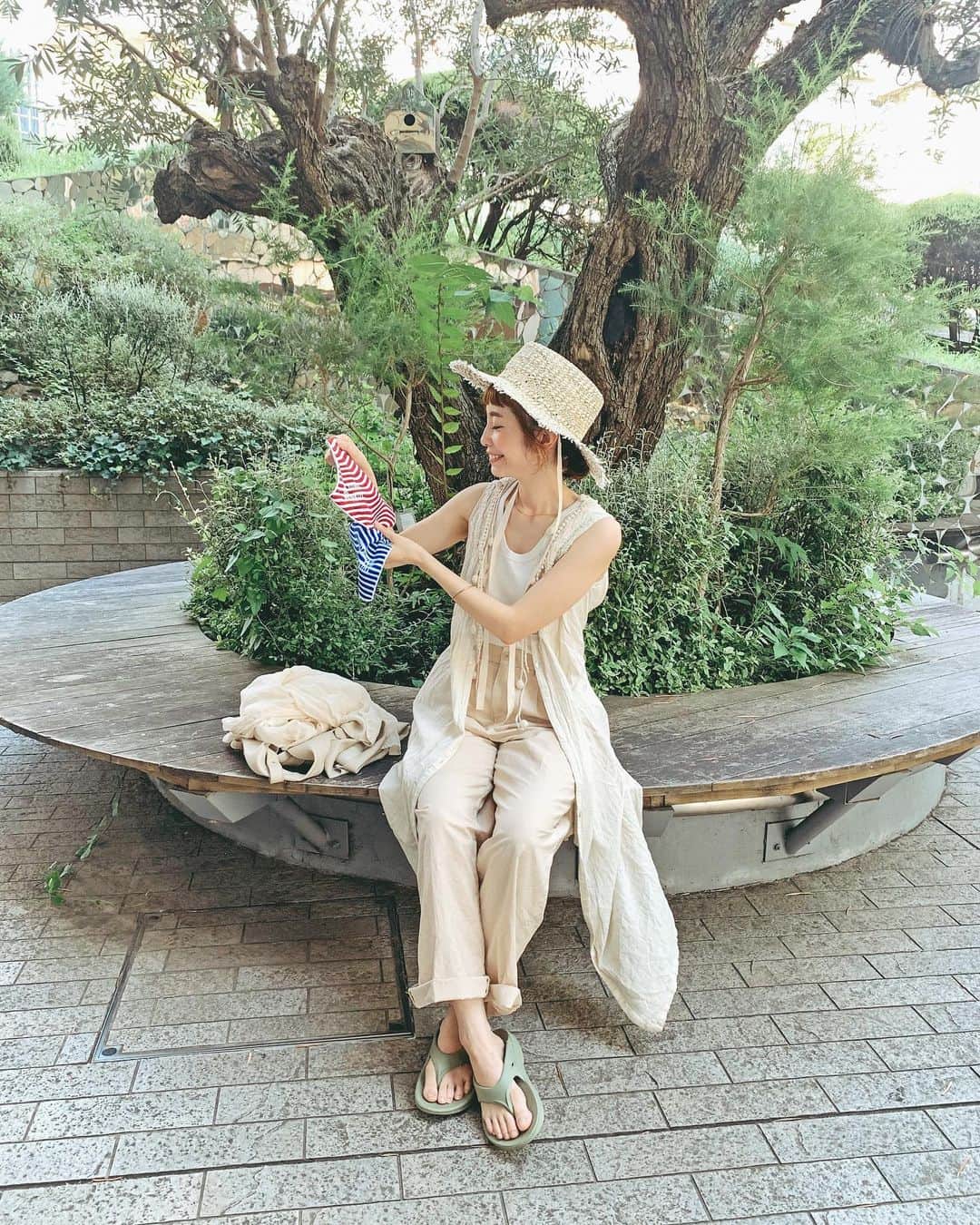 むらたさきのインスタグラム：「♡♡ ． わぁ🫶と発見があったり、 クスッと笑えたり、気持ちが和んだり、 遊び心満載で楽しい @quriostore ​のアイテムいろいろ✌️🥰📝✨ ． ． ☞ 1枚目＆2.7.8枚目 畳んでいる時はボーダー柄で、 広げてみると波打つような不思議な感覚になる🙊💘 錯視風デザインのミニタオル🧡🩵 (パラドックス) ． Movieも撮ってみたので、 この フシギ をおすそ分け〜✔️🎬😍 (9枚目) ． ． 中学生の頃美術の授業で錯視画猛練習したなぁ〜🎨👩‍🎓 (しかし全くうまく描けなかった〜😂めちゃ難しい✍️) と思い出しながら、 おもしろデザインに心ときめきました🫶🥰💘 ． ． ． ☞ 3.10枚目 履くだけで “場数” が踏める靴下😂🧦 (Stamp it! 靴下) ． 足裏にメッセージが隠されていて、 靴を脱がないと周りの人には見えないけれど、自分だけが知っている…💪 なんだか勇気づけられるようなアイテム😆❣️ ． ． 静止画に見えて、 実は、、これもMovie🎬🐶⚠️😂 (4枚目) ． ちーちゃん🐩うっとり〜😴 ． ． ． ☞ 5.6枚目 ぐるりと一周回すと、 月曜から日曜まで一週間の曜日が隠れている (お魚一週間湯呑み)🍵🐟 ． 今日は何曜日〜？ 木曜日の漢字が入った魚は何だろう？ 何て読むのかな？と、 可愛いデザイン＆学びの要素がたっぷりあるアイテム👍😍💘 ↑ 子どもたちには🐙が人気でした☺️♡ ． ． ． ． 新作の “Ｑ＆Ａ” をモチーフにしたキャップも可愛かったなぁ〜👌😍🧢 ． ． ． ． ． ． ． ． ． ． ． ． @quriostore​ ． #10歳 #7歳 #3歳 #三兄弟ママ ． #QurioStore  #QurioS  #QuizKnock」