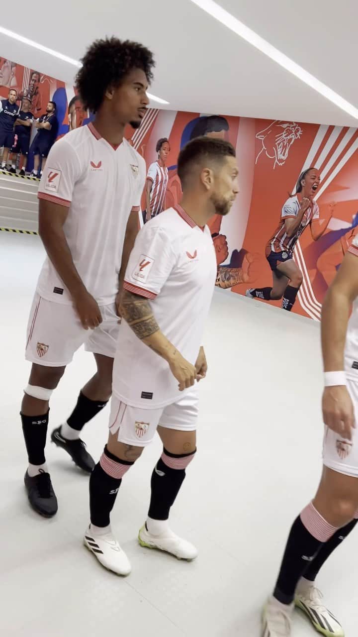 セビージャFCのインスタグラム：「🤍❤️🇲🇽🙌🏼 Desde dentro…  #WeareSevilla #NuncaTeRindas #LaLigaSummerTour #reels」