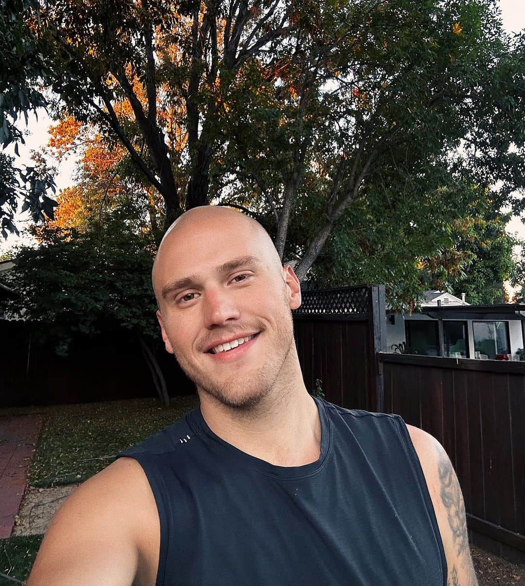 ブランドン・シェイアのインスタグラム：「I took some shrooms & now I can’t stop staring at the trees in my backyard.」