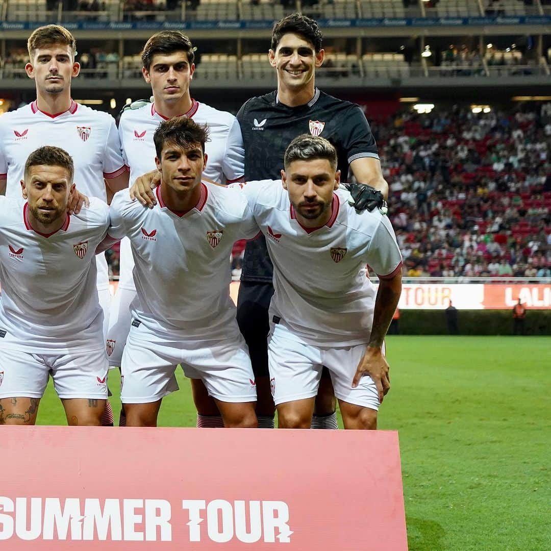 セビージャFCさんのインスタグラム写真 - (セビージャFCInstagram)「🤍 XI titular en #ElGranDerbi ❤️  🇲🇽 📍   #WeareSevilla #NuncaTeRindas #LaLigaSummerTour」8月3日 12時42分 - sevillafc