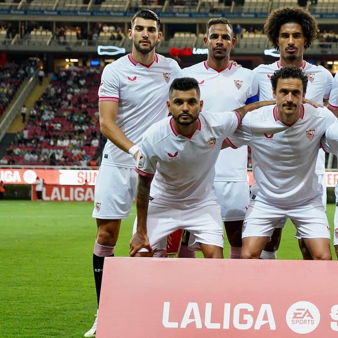 セビージャFCのインスタグラム：「🤍 XI titular en #ElGranDerbi ❤️  🇲🇽 📍   #WeareSevilla #NuncaTeRindas #LaLigaSummerTour」