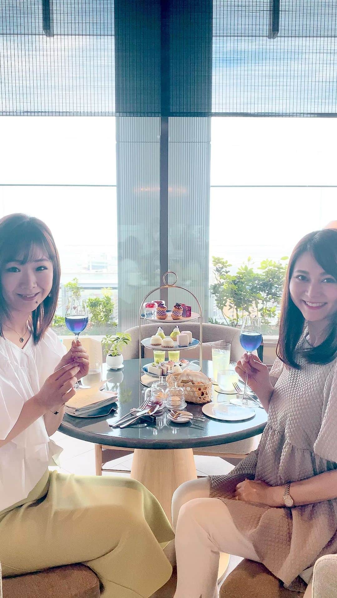 前川由希子のインスタグラム：「アフタヌーンティー🫖@リッツカールトン福岡  できたからには行っておかねば！と 張り切って行ってきました🫖  18階の空間は、日当たり良く、気持ちがいい。  アフタヌーンティーは、 ブルーのウェルカムドリンクからスタート。 しっとり口溶けのいいスコーン、 夏らしい色合いと風味のセイボリーとスイーツ。  アフタヌーンティーって、 出てきた瞬間がいいのよ♡ 彩り、誂えに、食べる前からもう満たされる。 7,800円はお安くはない。 けど、この満たされる感覚は格別✨  @ritzcarlton.fukuoka  #リッツカールトン  #リッツカールトン福岡  #アフタヌーンティー  #afternoontea  #福岡アフタヌーンティー  #福岡アフタヌーンティー巡り  #ヌン活  #福岡ヌン活  #福岡グルメ  #福岡カフェ  #福岡ホテル  #福岡スイーツ」