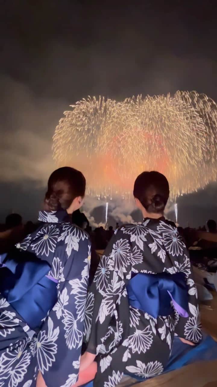 twinsりなりかのインスタグラム：「Nagaoka fireworks festival 2023 This is largest firework show in Japan🎇  日本で1番大きいと言われる 3大花火大会の１つ長岡花火大会2023へ 初めて花火でこんなに感動しました。 本当に迫力がすごくて来年もまた見たいな  #nagaokafireworks #長岡花火 #花火大会 #夏 #fireworks#長岡花火大会#radwimps」