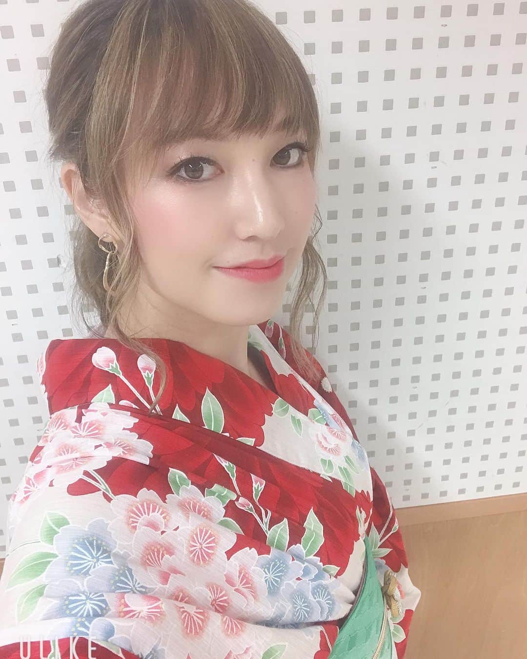 浅井未歩のインスタグラム：「4年前、さんろく祭り出演時の私。化粧濃！！！こわ！！！4年でこんなにも変わるものかー🤔  と久しぶりに見て思った！  今日から3日間、私の地元旭川市では 【さんろく祭り】が開催されます！  小橋亜樹さんのHBC公開録音！ 英祐一さんや麻奈由ちゃんの出演も✨  今日は旭橋で花火も上がるし✨ お近くの方はぜひ！楽しんできてくださいね！💕  私は9月の食べマルシェで、、🎤✨ 詳細後日！  札幌ではすすきの祭りですね！ これが終わってお盆がきたら 一気に秋、、、  短い夏、楽しんでいきましょうね👏  今週末8月6日 JAまつりで歌ってきます🔥🔥🔥  27日は北広島😆12時45分ぐらいから歌うよ〜✨✨✨  HPに詳細更新します👏」