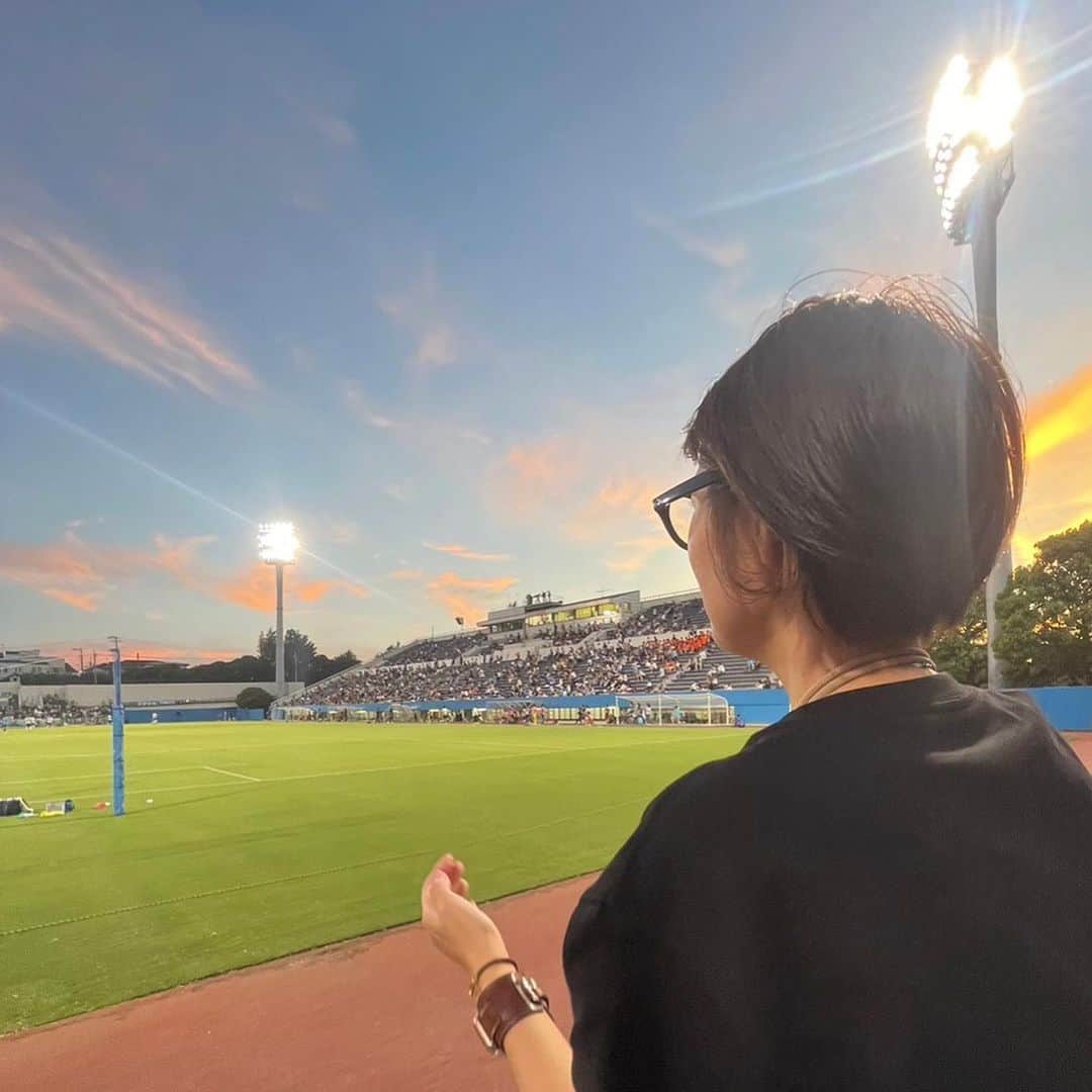 足立かりんのインスタグラム：「⚽️、 #初のゴール裏観戦 #ぼっち観戦してたら #友達みつけた #なんでいんのよ #なんでゴール裏なんよ #結果メインと勘違いしてたらしい #彼女たちの中ではゴール裏がメインらしい #女子が飛び跳ねてるのまじ可愛いらしい #美人と観るサッカー最高らしい #知らんけど #また行こー @misaki_ns_phn  @meeegumii」