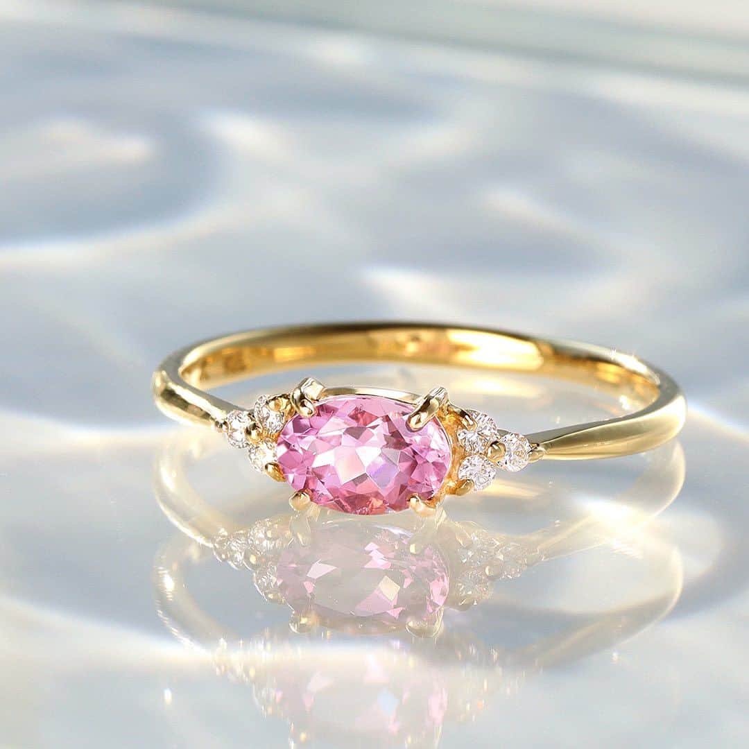 ビズーさんのインスタグラム写真 - (ビズーInstagram)「【New Items】 Rose Pink Morganite & Santa Maria Aquamarine   甘く濃密なローズピンクと、澄み渡る海のブルー  まるで夢の中に誘われるような、 幸福感溢れる雰囲気を漂わせる瑞々しい宝石たち。  あなたはどちらの色に心惹かれますか・・？  — Rose Pink Morganite またとない出会い、濃密なローズピンク  モルガナイトは、もともと非常に淡い発色の石種。余程の厚みがある石でないとこれほどの発色にはならず、真に美しい一石に出会うことは滅多にありません。  極上の宝石だからこそ、その美しさを堪能していただけるようなジュエリーに。薔薇のしずくをのせたような、艶めきと透明感があなたを優しく包みます。  Santa Maria Aquamarine  濃く深いブルーをもつアクアマリンの呼称として呼ばれる「サンタマリア・アクアマリン」。  しっかりとした発色のもの、さらに、テリのあるものだけを厳選しています。一般的なアクアマリンとは、青のトーンが違う「サンタマリア」ならではの青をお楽しみください。  #bizoux #colorstone #colorstonejewelry #playwithcolor #ring #jewelry #gemstone #birthstone #morganite #aquamarine #birthstonejewelry #fashionjewelry #ビズー #カラーストーン #カラーストーンジュエリー #色で遊ぶ #色を楽しむ #宝石 #誕生石 #ジュエリー #モルガナイト #アクアマリン #サンタマリアアクアマリン #ピンク好き #ブルー好き #4月生まれ #3月生まれ #宝石好き #ジュエリー好き」8月3日 12時46分 - bizoux_jewelry
