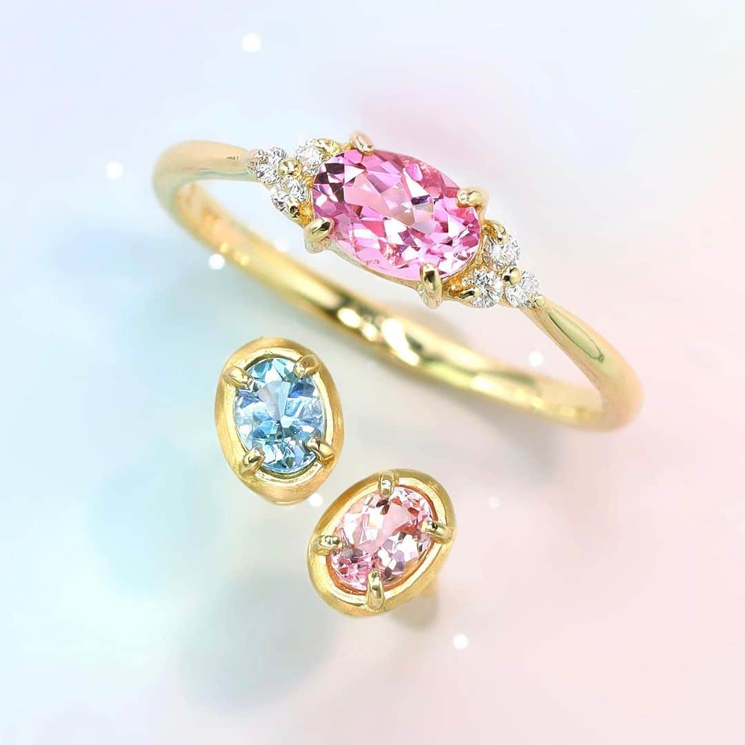 ビズーさんのインスタグラム写真 - (ビズーInstagram)「【New Items】 Rose Pink Morganite & Santa Maria Aquamarine   甘く濃密なローズピンクと、澄み渡る海のブルー  まるで夢の中に誘われるような、 幸福感溢れる雰囲気を漂わせる瑞々しい宝石たち。  あなたはどちらの色に心惹かれますか・・？  — Rose Pink Morganite またとない出会い、濃密なローズピンク  モルガナイトは、もともと非常に淡い発色の石種。余程の厚みがある石でないとこれほどの発色にはならず、真に美しい一石に出会うことは滅多にありません。  極上の宝石だからこそ、その美しさを堪能していただけるようなジュエリーに。薔薇のしずくをのせたような、艶めきと透明感があなたを優しく包みます。  Santa Maria Aquamarine  濃く深いブルーをもつアクアマリンの呼称として呼ばれる「サンタマリア・アクアマリン」。  しっかりとした発色のもの、さらに、テリのあるものだけを厳選しています。一般的なアクアマリンとは、青のトーンが違う「サンタマリア」ならではの青をお楽しみください。  #bizoux #colorstone #colorstonejewelry #playwithcolor #ring #jewelry #gemstone #birthstone #morganite #aquamarine #birthstonejewelry #fashionjewelry #ビズー #カラーストーン #カラーストーンジュエリー #色で遊ぶ #色を楽しむ #宝石 #誕生石 #ジュエリー #モルガナイト #アクアマリン #サンタマリアアクアマリン #ピンク好き #ブルー好き #4月生まれ #3月生まれ #宝石好き #ジュエリー好き」8月3日 12時46分 - bizoux_jewelry